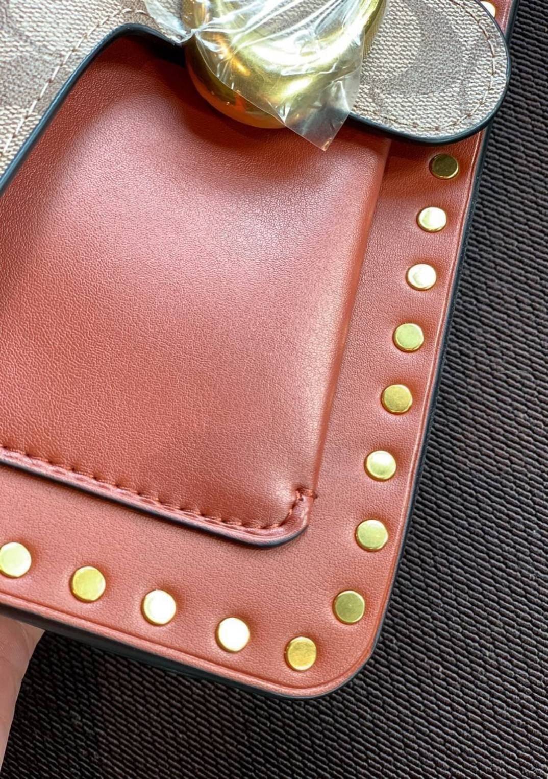 COACH TABBY SHOULDER BAG 26 พร้อมส่งที่ไทยอีกครั้งค่ะ!! กระเป๋าหิ้ว//คล้องไหล่//สะพายข้างได้ สุดคุ้ม! หนังแท้เรียบคลาสสิคเพิ่มความหรูเข้ามาค่ะ ด้านหน้ามีอะไหล่แบรนด์ตัวใหญ่โดดเด่น เปิดปิดกระเป๋าแบบกระดุมแม่เหล็ก ภายในมีช่องหลักใส่ของ2ช่อง;สามารถใส่กระเป๋า