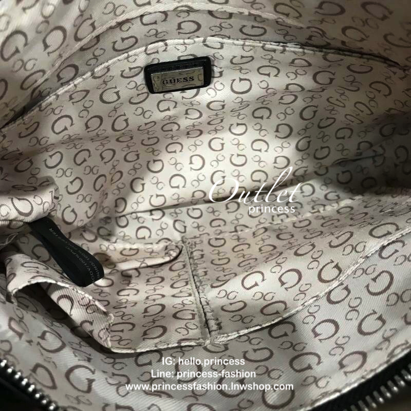 GUESS CROSSBODY BAG กระเป๋าสะพายรุ่นยอดนิยมจาก GUESS FACTORY วัสดุหนัง Saffiano อยู่ทรงสวยด้านหน้ามีโลโก้แบรนด์โดดเด่น มีช่องหน้า1ช่อง ขนาดกำลังดี น้ำหนักเบา เปิดปิดด้วยซิปสะดวกใช้ ภายในมีโลโก้ ซับในลายแบรนด์ รุ่นนี้ใส่กระเป๋าสตางค์ มือถือ ของใช้ได้เยอะค่