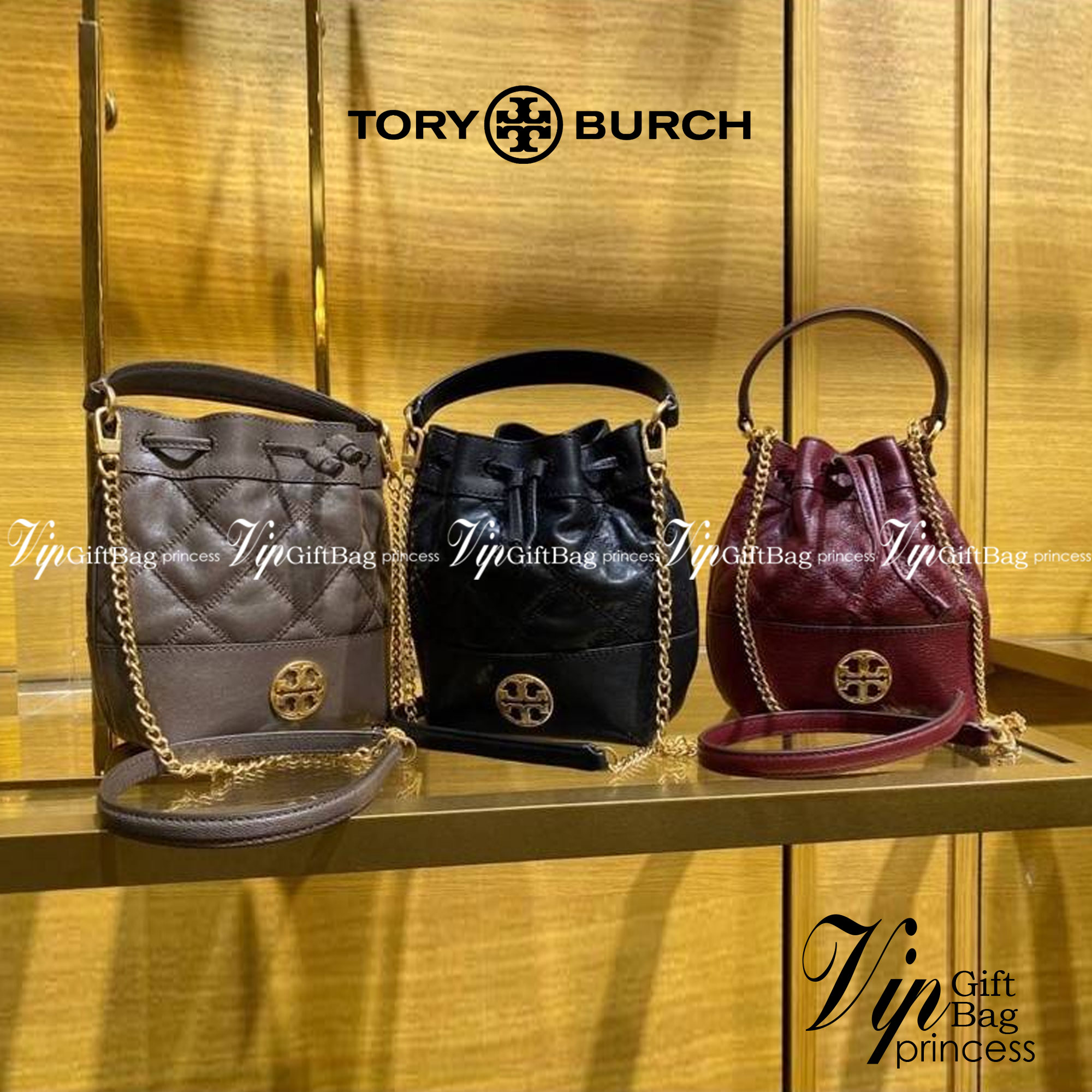 TORY BURCH WILLA MINI BUCKET BAG สุดปัง กระเป๋าสะพายทรงบัคเก็ต สวยผู้ดี โดดเด่นด้วยโลโก้สีทองดูหรู อัพลุคผู้ดี๊ผู้ดี วัสดุหนังแท้ ดีไซน์บุนวม เส้นคมดีเทลหรู เปิด-ปิดหนังรูดปากกระเป๋า มีหูหิ้วในตัว คล้องแขนเก๋ๆ ภายในเป็นช่องโล่ง มีช่องย่อย ใส่ของสำคัญจุกจิ