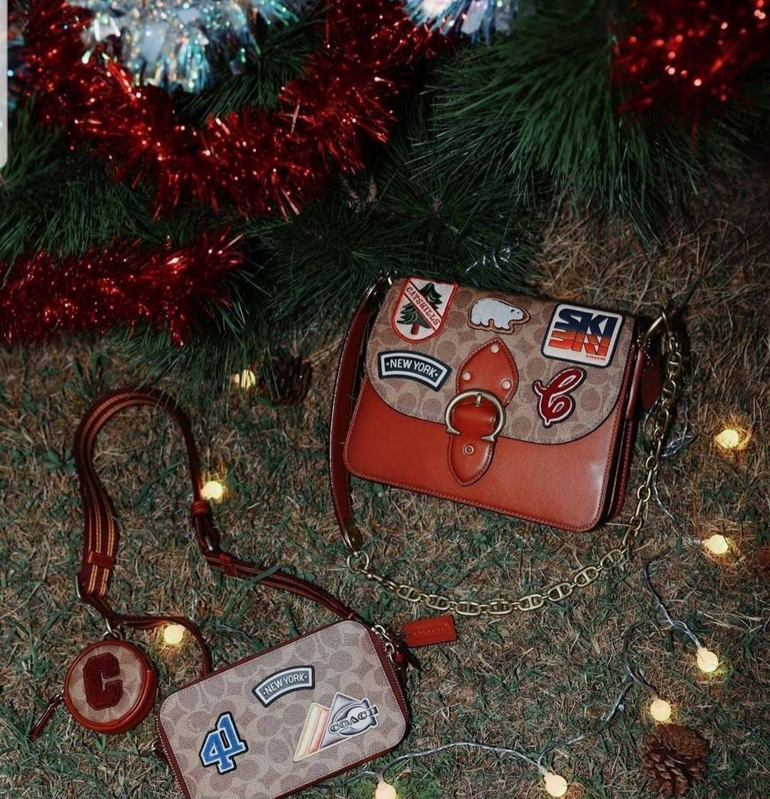 OUTLET 】COACH BEAT SHOULDER BAG IN SIGNATURE CANVAS WITH PATCHES (C6837) ไหวมั้ยเนี้ย!! สวยฟาดอีกแล้วนะยูวว 🤩🌺คอลเลคชั่นใหม่สุดปัง อลังเวอร์!//กระเป๋าถือ สะพายไหล่ลาย SIGNATURE ตกแต่งความเก๋ด้วยแผ่นแปะลวดลายที่มีเฉพาะจาก COACH คอลเลคชั่นนี