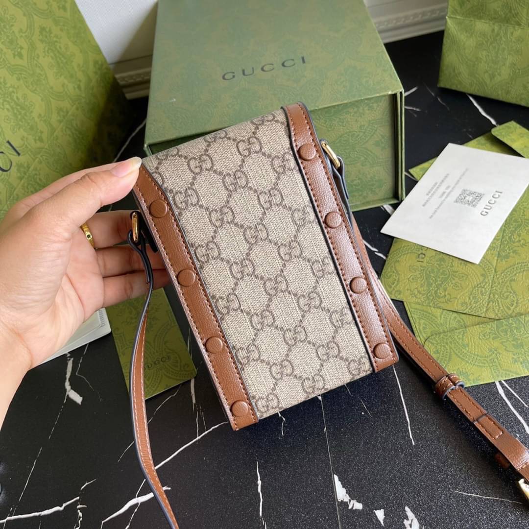 หนังแท้ GUCCI Horsebit phone bag กระเป๋าสะพาย กระเป๋าใส่โทรศัพท์สุดคลาสสิก หนังวัวแท้สีน้ำตาล อะไหล่สวย ดีไซต์สัญลักษณ์วงแหวนตามแบบฉบับ GUCCI มาพร้อมกล่องแบรนด์และสายสะพายยาวที่สามารถปรับระดับได้ พร้อมส่งให้สะพาย สวยๆ กันแล้ววันนี้ ใบนี้ must have..ค่ะ.!!