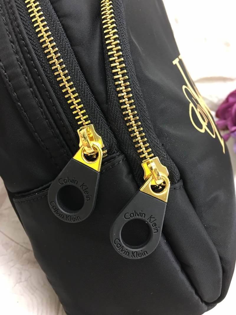 ใหม่ล่าสุด กระเป๋าเป้!!! ทรงน่ารักมากๆ จากแบรนด์ Calvin Klein รุ่นพิเศษ ช่องซิป 2 ช่องใหญ่ + สายยาวถอดได้ ปรับสะพายได้หลายรูปแบบค่า **จุดเด่นที่ ตัวกระเป๋าทำจากผ้าไนล่อนเนื้อดี สกรีนโลโก้แบรนด์ น้ำหนักเบามาก สายกระเป๋า ถอดปรับ สะพาย หลัง สะพายข้าง ลำตัว ห