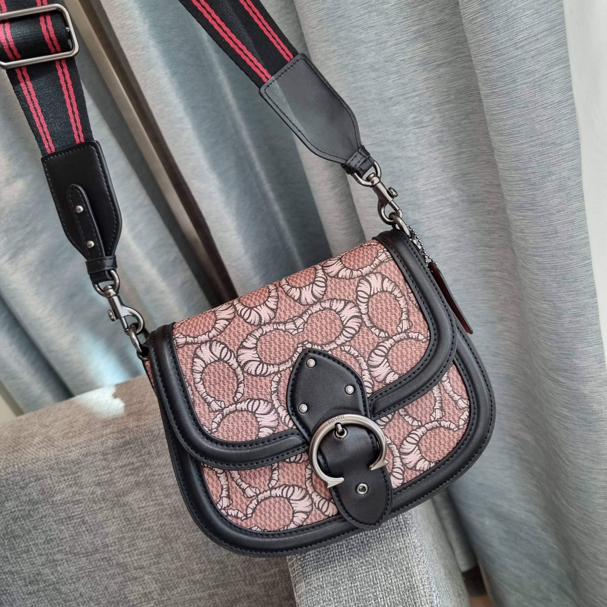 OUTLET 】COACH C6972 COACH x MICHAEL B. JORDAN WITH BEAT SADDLE BAG คอลเลคชั่นใหม่ ดีไซน์สุดชิค มาให้สวยในไทยก่อนใคร กับกระเป๋าทรง saddle ที่พิเศษมากๆมาพร้อมสายสะพาย 2 เส้น ใช้คู่กันหรือแยกสะพายก็สวยครบสูตร กระเป๋าสะพายทรง saddle คลาสสิค วัสดุหนังแคนวาสสลั