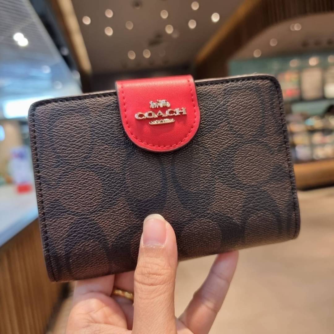 COACH C0082 MEDIUM CORNER ZIP WALLET IN SIGNATURE CANVAS ดีไซน์ใหม่ล่าสุด!! กระเป๋าสตางค์ใบกลาง 👛 ขนาดกำลังเหมาะมือ วัสดุหนังแคนวาสเคลือบลาย ดูแลรักษาง่าย มีช่องใส่บัตรและธนบัตรครบ และช่องซิปแยกไว้ใส่เหรียญ ครบเซ็ทแบบนี้เหมาะส่งต่อเป็นของขวัญที่สุ