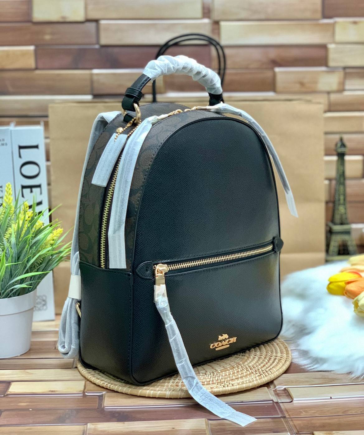COACH JORDYN BACKPACK IN BLOCKED SIGNATURE ((76622//76624//76715)) พร้อมส่ง กระเป๋าสะพายหลังแบบมีหูหิ้ว หนังแท้ หนังนิ่มอย่างดีเลยค่า ด้านหน้ามีช่องซิปหนึ่งช่องสำหรับใส่ของจุกจิกนะคะ เปิดปิดช่องหลักแบบซิปคู่ หัวซิปมีหนังห้อยมาให้ ภายในกระเป๋าโล่งใส่สัมภาร