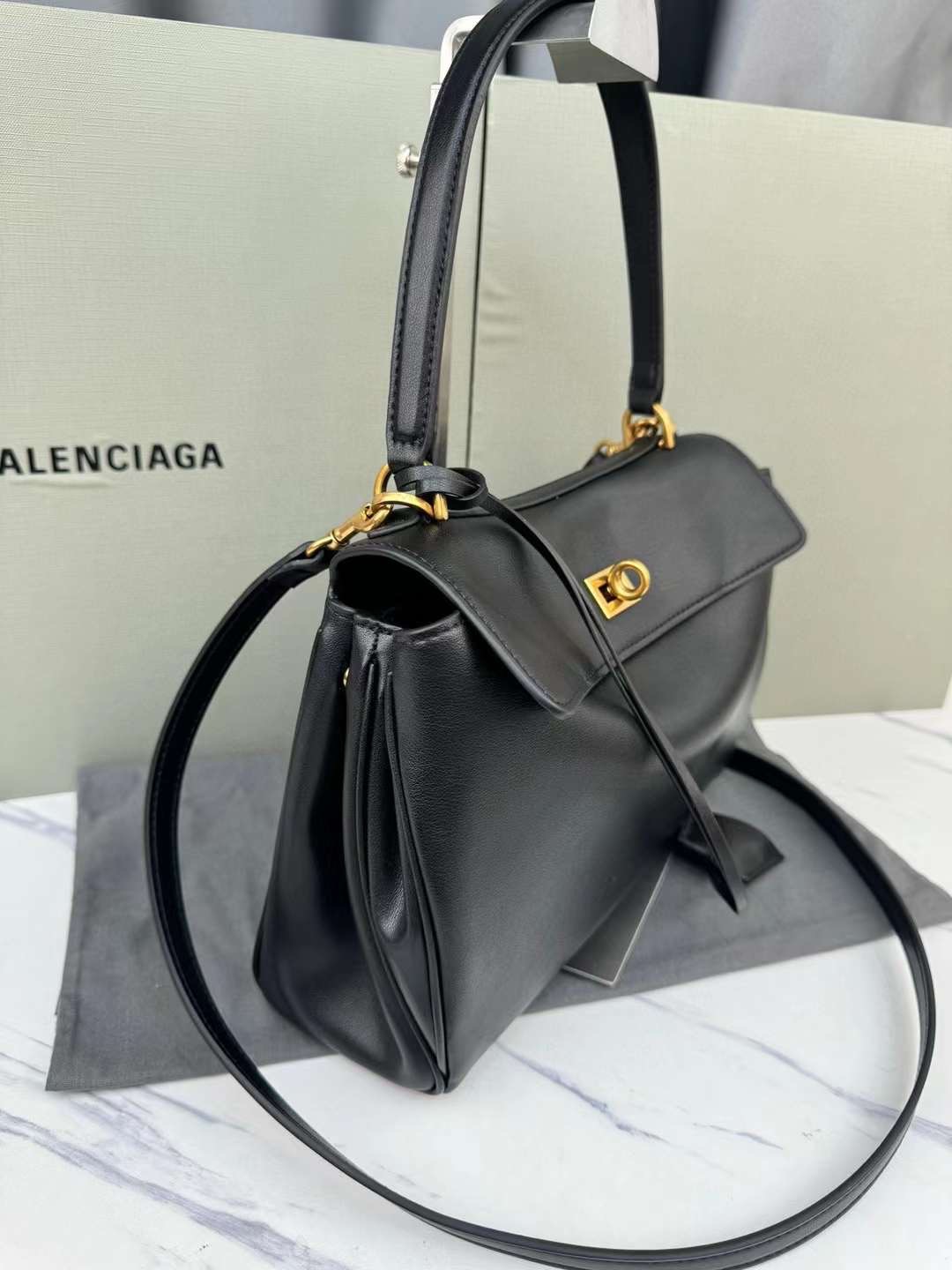 Balenciaga Rodeo Small Handbag in Black 25cm กระเป๋าสะพายหนังเรียบผิวสัมผัสนุ่มสบายผิว ดีไซน์เรียบหรูตามเอกลักษณ์ของแบรนด์ ภายในโล่งกว้าง จุของได้เยอะ