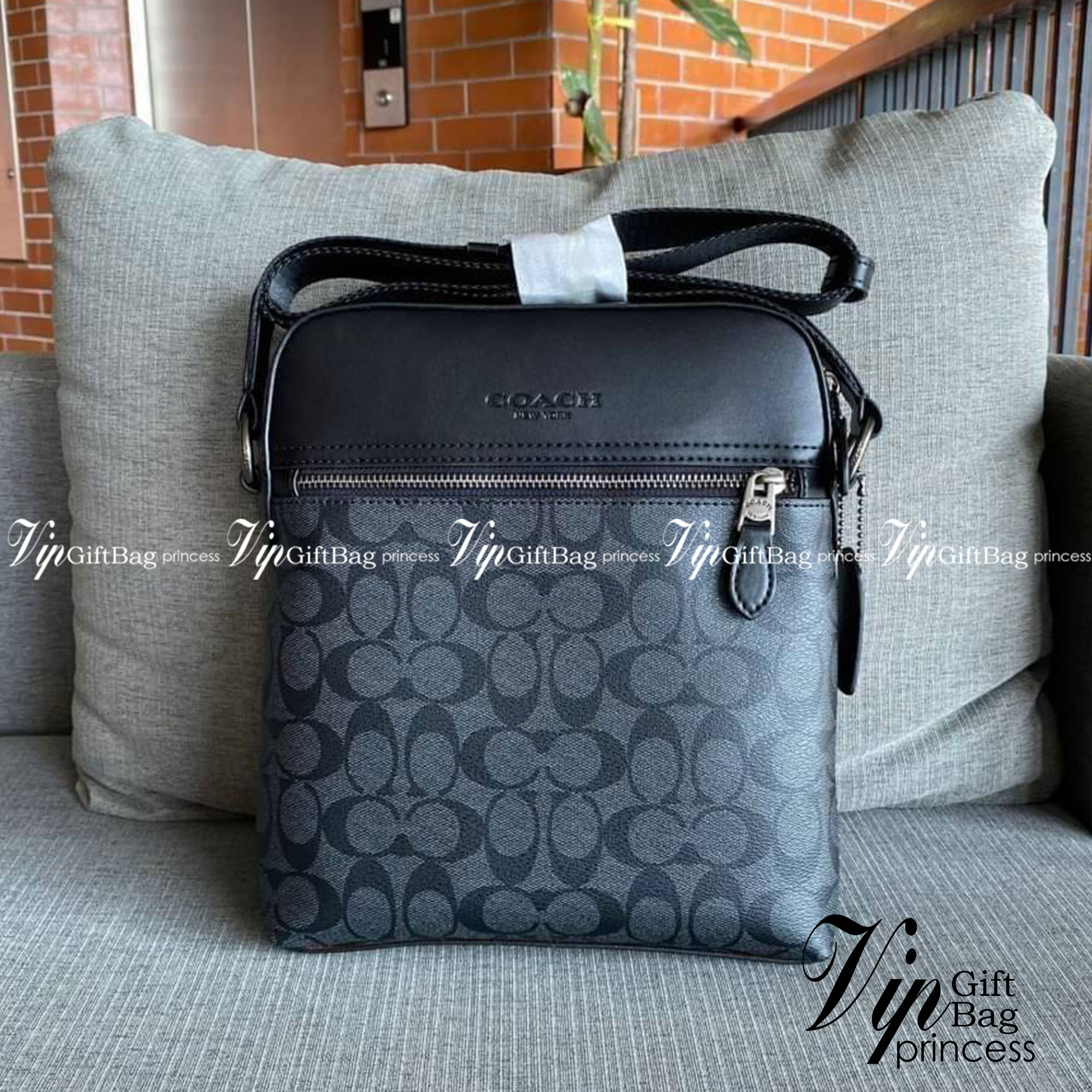 COACH HOUSTON FLIGHT BAG IN SIGNATURE CANVAS (F73336) ขายดีตลอดกาล!! คลาสสิคไม่มีใครเกิน!! กระเป๋าสะพายข้างทรงแมสเซ็นเจอร์ยอดฮิต ทรงสวย ดูดี 🔥 เป็นอีกรุ่น ที่พลาดแล้วต้องรอนานมากๆ ฮ๊อต ฮิต สุดๆ ใช้ได้ทุกเพศ Unisexสุดๆ เท่ห์มากบอกเลย จะออกงานไหน ไม