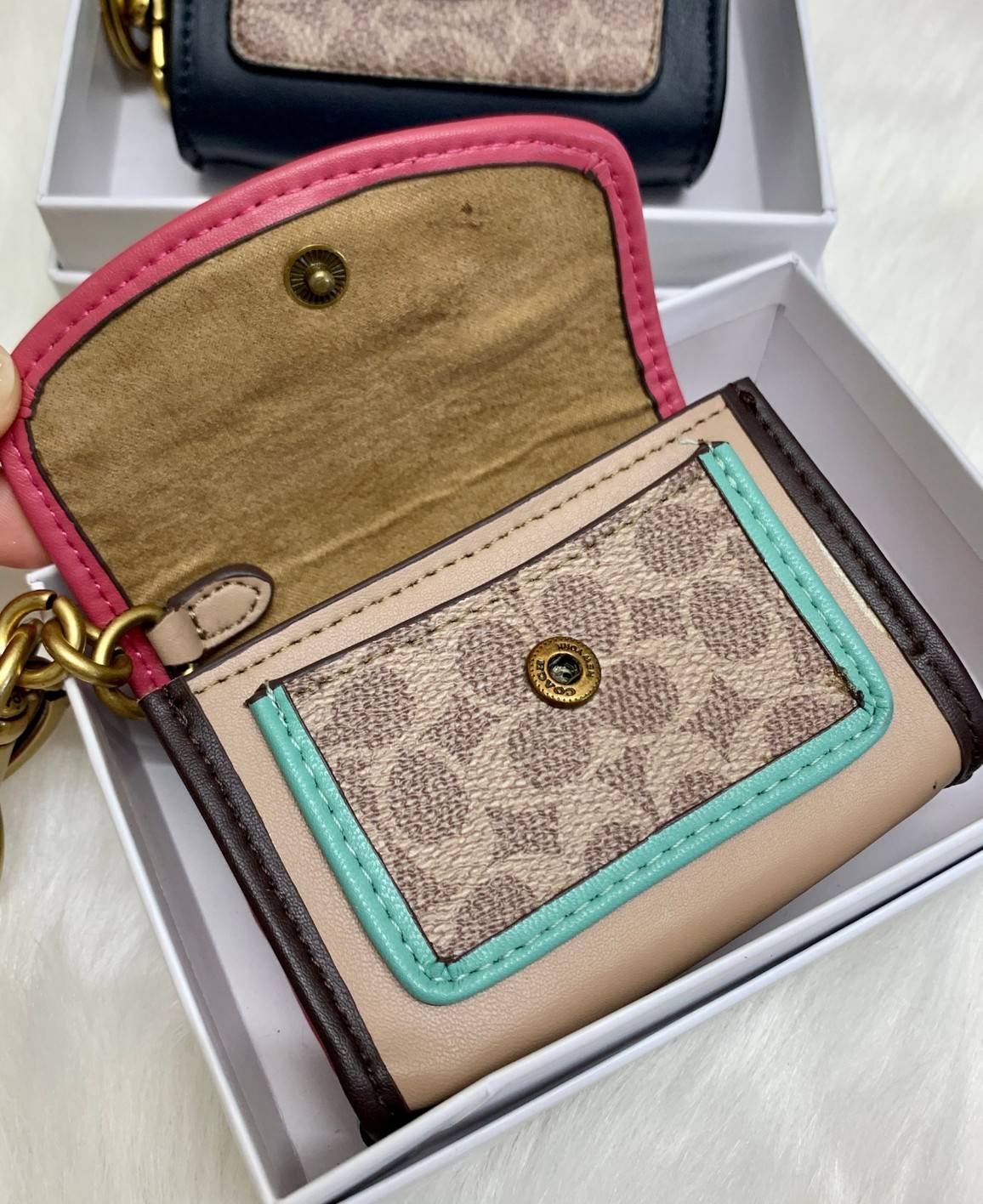 พวงกุญแจสวยๆ ไว้คล้องกระเป๋าใบสวยยกันค๊าา😘 COACH PARKER CHARM COLORBLOCK SIGNATURE ✔️พวงกุญแจจากแบรนด์ Coach สินค้าจำนวนจำกัดนะคะ❗️ ✔️สามารถใช้เป็นพวงกุญแจ//หรือใส่เหรียญด้านในกระเป๋าได้ค่ะ//เปิดปิดแบบกระดุมนะคะ