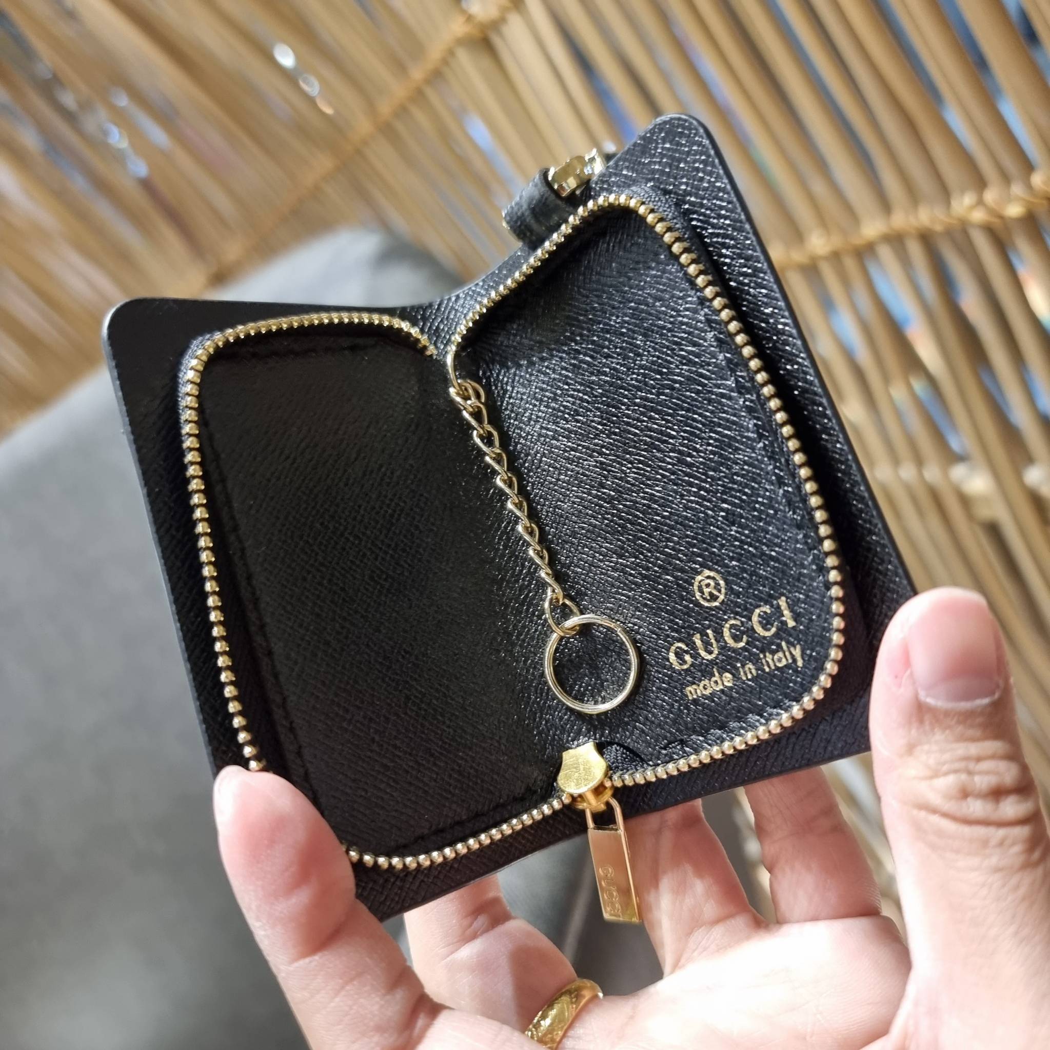 VIP 】SUPER EXCLUSIVE GC GWP KEY FOB WITH GIFT BOX 🎊🐯🐍 ต้อนรับปีแห่งความปัง!! กระเป๋าเก็บกุญแจรุ่นพิเศษ!! เอ็กซ์คลูซีฟมาก!! วัสดุหนังแคนวาส ปั๊มลายคมสวย!! เปิด-ปิดด้วยซิปปั๊มแบรนด์ มีหัวพวงกุญแจห้อย สำหรับเกี่ยวเข้ากับกระเป๋าใบใหญ่