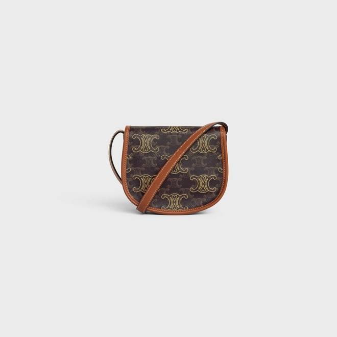 VIP 🥂 CELINE MINI BESACE IN TRIOMPHE CANVAS WITH TRIOMPHE HEART EMBROIDERY ใหม่พร้อมเสิร์ฟแบบไม่ต้องรอใคร!! กับกระเป๋าสะพายข้าง ที่เห็นแล้วต้องรัก ด้วยรูปทรงที่คลาสสิคแฝงความหรู ขนาดกำลังน่าใช้ โลโก้ลายปัก ดีเทลเดินด้ายรูปหัวใจ คละรอบใบ วัสดุหนังแ