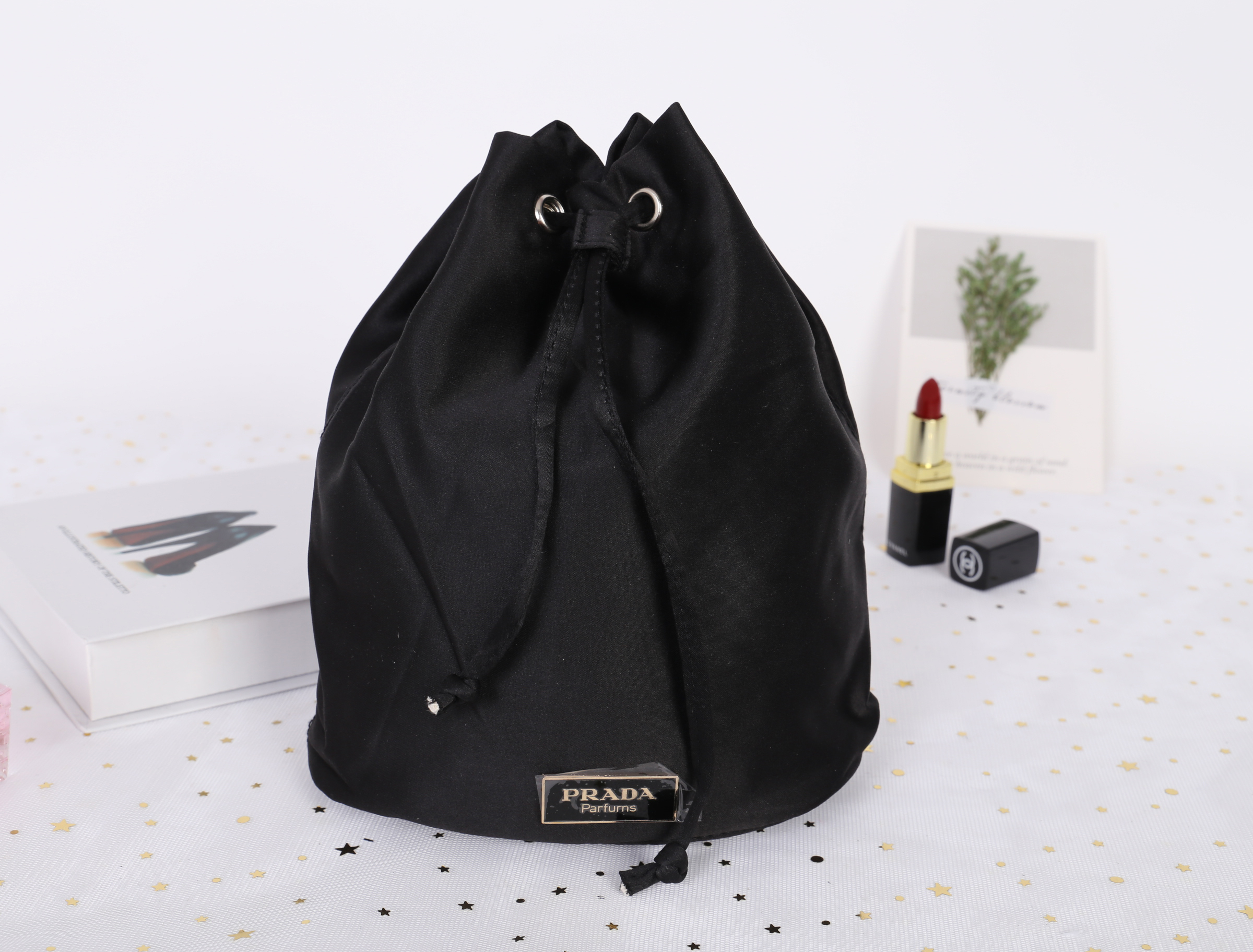 Prada Candy Satin Drawstring Bag กระเป๋าผ้าซาติน จากแบรนด์ Prada รุ่นนี้แถมมาจากน้ำหอมเค้าเตอร์แท้ 💯 ปากกระเป๋าเป็นเชือกหูรูด มีโลโก้ปราด้าติดด้านหน้า สวยงาม น่าใช้ การันตีความสวย ใช้คล้องแขน ใส่ของจุกจิกเก๋ๆค่าา