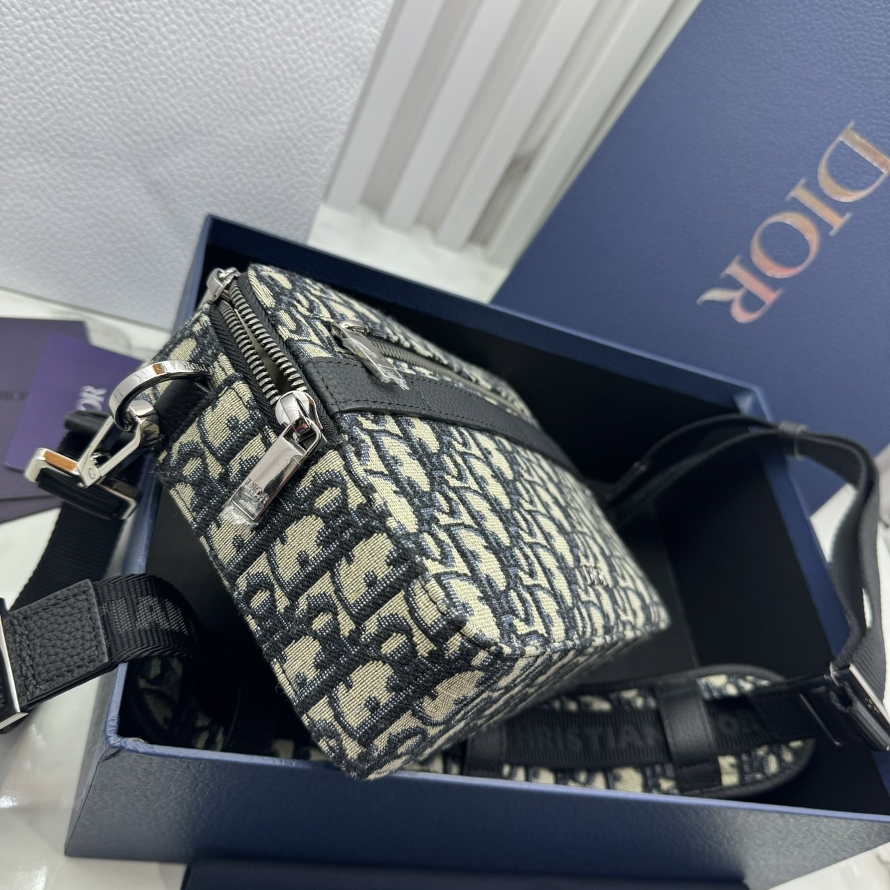 DIOR Medium Safari Bag with Strap / The hallmark Safari bag / Black Blue Oblique Jacquard / DIOR Messenger Bag กระเป๋าสะพายทรงแมสเซ็นเจอร์เอกลักษณ์ของแบรนด์แห่งตำนานความหรู