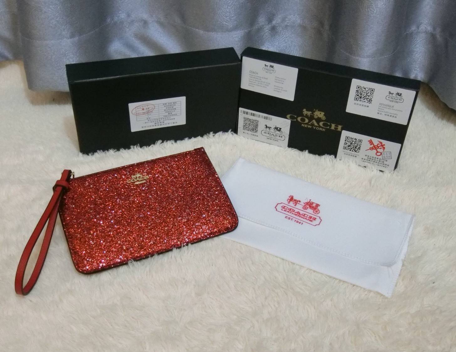 Coach Star Glitter Corner Zip Wristlet / FACTORY HK กระเป๋าคล้องมือทรงคลัช ตัวกระเป๋าตกแต่งกริ๊ตเตอร์ ด้านหน้าติดอะไหล่แบรนด์ สวยหรู เปิดปิดด้วยซิป ด้านในบุผ้ากำหยี่สามารถใส่โทรศัพท์มือถือได้ทุกรุ่น มาพร้อมสายคล้องมือ 1เส้น MUST HAVE!!