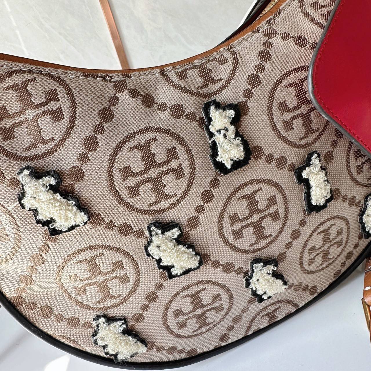 TORY BURCH Mini T Monogram Embroidered Rabbit Crescent Bag 🐇 คอลเลคชั่นกระต่ายสุดร้อนแรงแห่งปี 🥕🥕 คอลเลคชั่นทีบ่งบอกสไตล์ที่ทันสมัยทรงครึ่งวงปักลายกระต่ายบนกระเป๋าสุดน่ารัก โด่ดเด่น