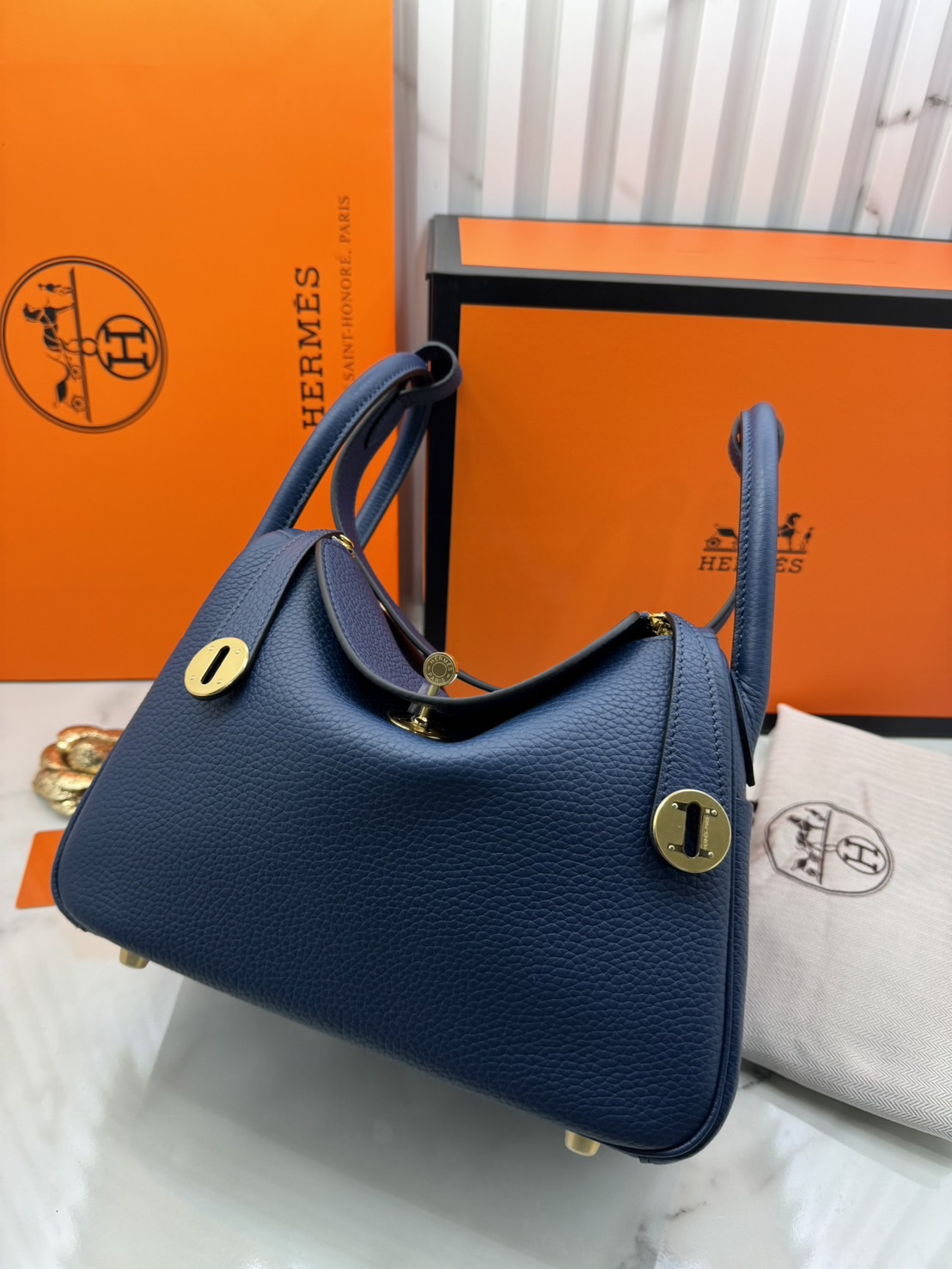 พร้อมส่ง 15 สี HERMES Lindy 26 bag กระเป๋าทรงโท้ทหนังสวยอย่างดี เอกลักษณ์ของความเรียบหรูไฮคลาสอย่างสมบูรณ์แบบ เกรดออริ สลับแท้ งานสวยตามรูป ใช้งานต่างประเทศได้