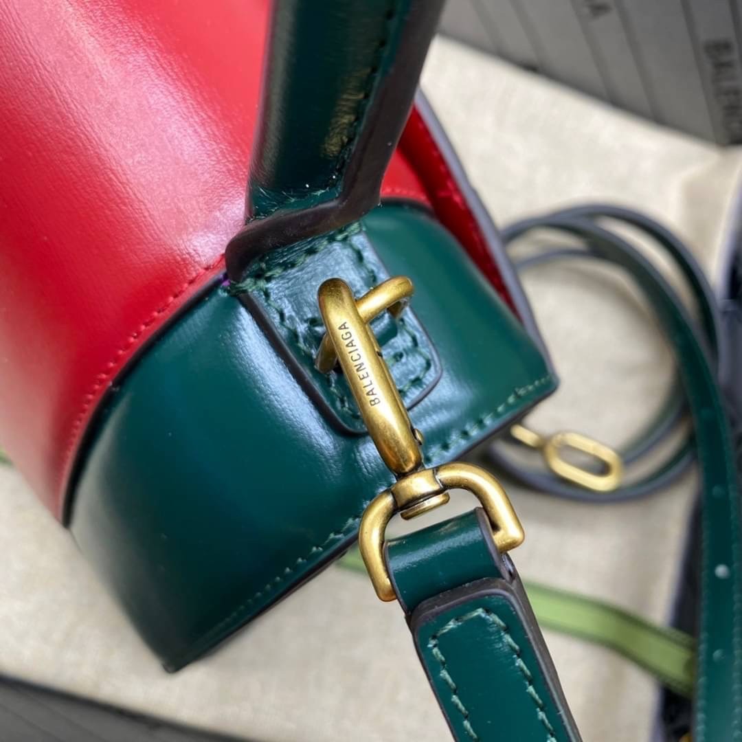 หนังแท้ GUCCI X BALENCIAGA THE HACKER PROJECT SMALL HOURGLASS (RED/GREEN) การสร้างสรรค์ที่มีเอกลักษณ์เฉพาะตัว โทนสีโดดเด่น แดง/เขียว วัสดุหนังแท้ทั้งใบ เกรดเทพออริจินอล ตอบโจทย์ได้ทุกลุค ทุกไลฟ์สไตล์ ใช้งานได้ง่ายคล่องตัว ภาพสินค้าถ่ายจากงานขายจริง ใช้งาน