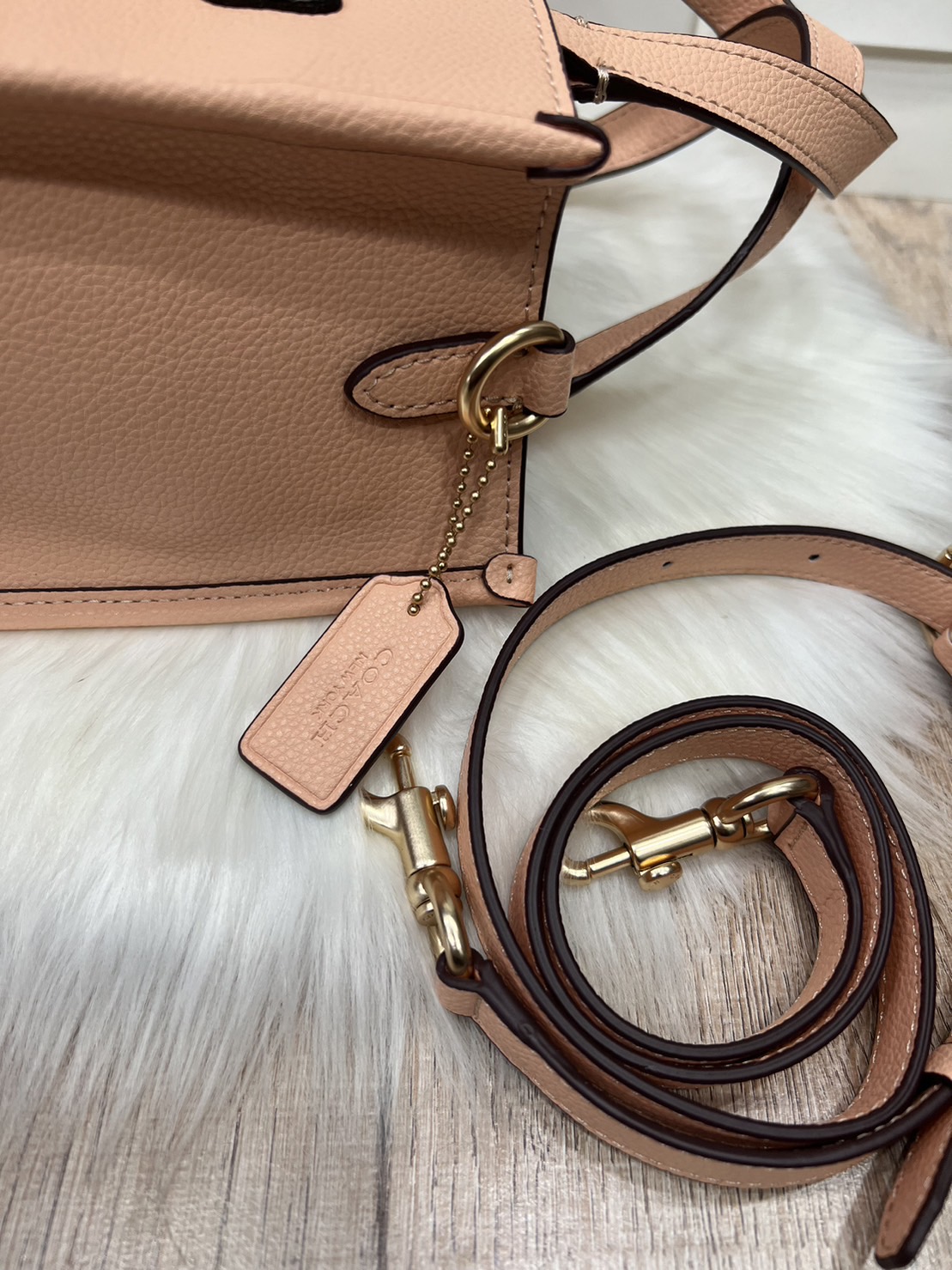 Coach Dempsey Tote 22 With Creature Patches CC421 คอลเลคชั่นใหม่ กระเป๋าทรงโท้ท ขนาดน่ารักน่าใช้มากๆ ดีไซน์น้องหมีจิ้มลิ้มดึงดูดสายตามากๆ ฟังก์ชั่นการใช้งานสะดวก มีทั้งสายคล้องในตัว และสายครอสบอดี้ ภายในกระเป๋าเป็นช่องโล่ง ใส่ของสำคัญได้ครบครันไม่ต้องห่วง