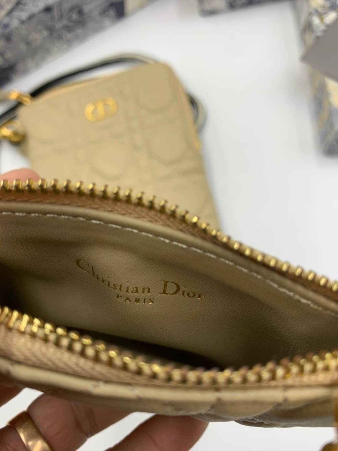 VIP 】CHRISTIAN DIOR PHONE BAG 2 in 1 DOUBLE BAG กระเป๋าเซ็ท 2 ใบ มีสายสะพายข้าง ถอดออกใช้งานได้ ถือว่าคุ้มมากๆเลยค่ะ สามารถใช้งานแยกกันได้ ใส่สายสะพายหรือ ถือได้ วัสดุหนังแท้ สวยงามนุ่มฟู น่ารักมากๆ เลยน้าาา