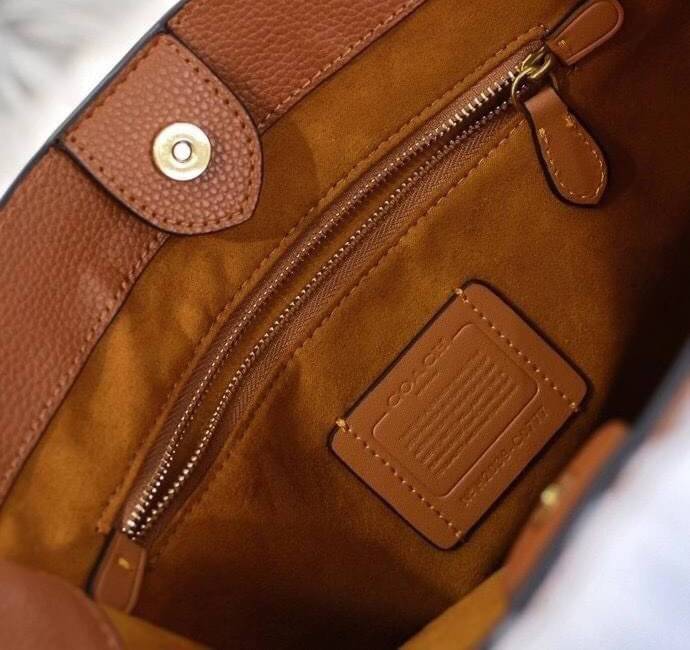 OUTLET 】FIELD TOTE 22 IN COLORBLOCK WITH COACH BADGE พร้อมส่งที่ไทย