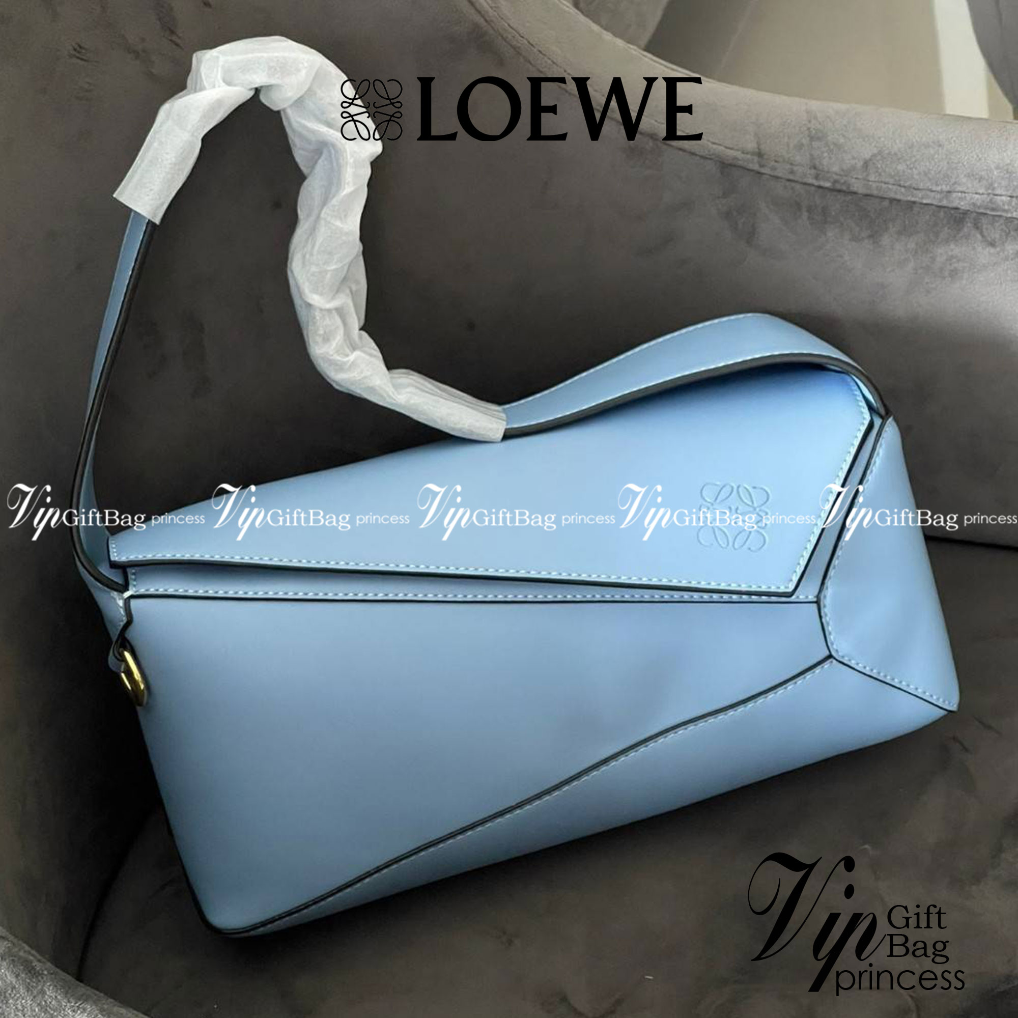 Loewe Puzzle Hobo bag กระเป๋ารุ่น Puzzle มีความพิเศษในหลายด้าน ไม่ว่าจะเป็นรูปทรงที่แปลกใหม่ มินิมอลด้วยโลโก้อนาแกรมแบบประทับ ดูหรู เป็นกระเป๋า Unisex ที่ไม่ว่าคุณจะเป็นผู้หญิงหรือผู้ชายก็ใช้งานได้ ลายกระเป๋าได้มาจากการนำหนังมาเย็บต่อกันทั้งหมด ถึงแม้ว่าข