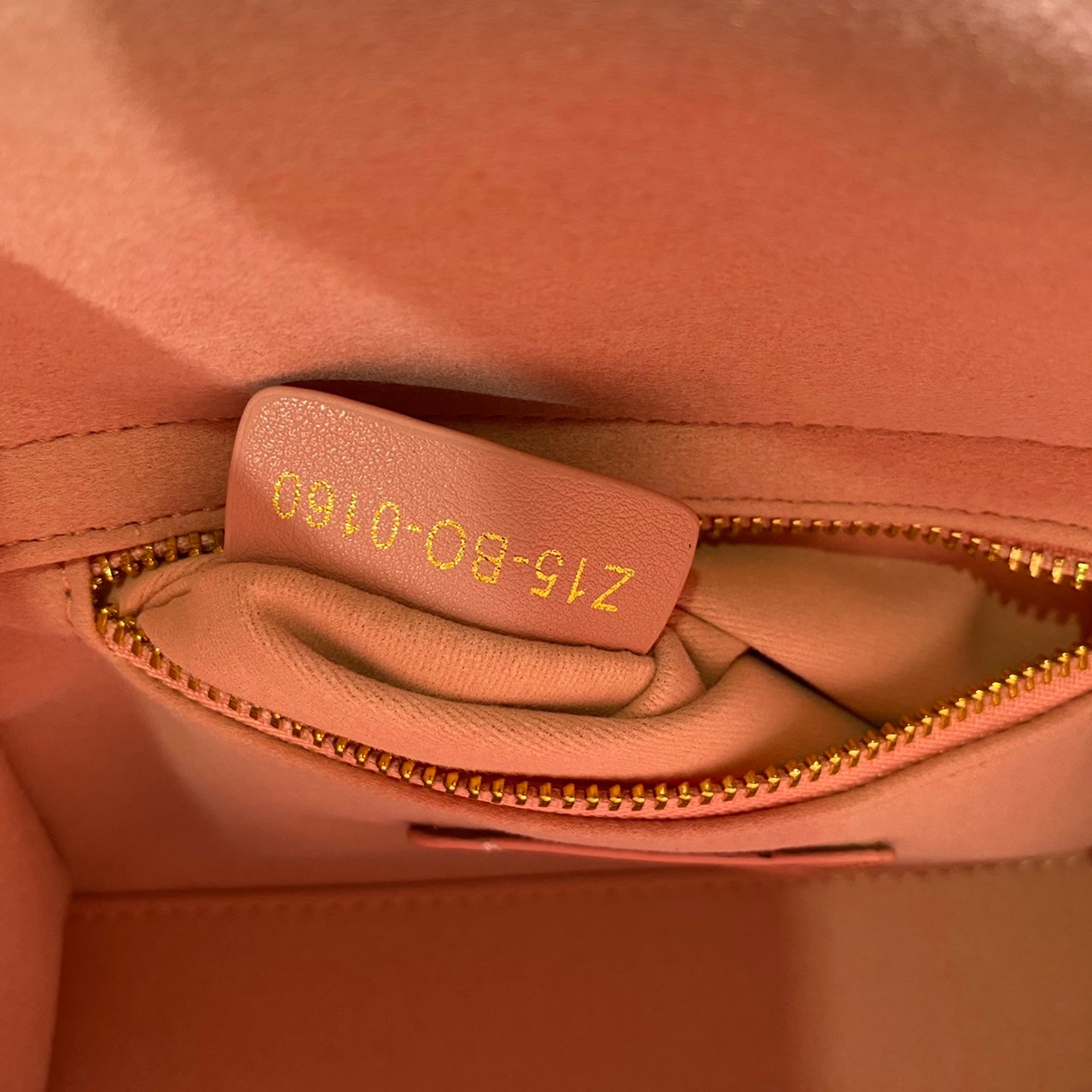 หนังแท้ DIOR LADY BAG 17cm ไซส์เล็กขนาดกำลังน่ารักเลยค่ะ งานออริหนังแท้ทั้งใบปั้มลายรุ่นใหม่ล่าสุด ความสง่างามอีกหนึ่งรุ่นของ Dior รูปทรงสีเหลียม ขนาดกระทัดรัด ตั้งอยู่ทรง ฐานกระเป๋าแข็งแรง มีหมุดรองฐาน ดีไซน์ที่มีเอกลักษณ์เฉพาะตัว ด้านหน้าตกแต่งด้วยตัวอั