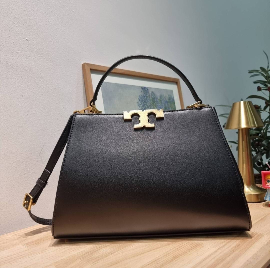 TORY BURCH ELEANOR SPAZZOLATO SATCHEL ใหม่และดูดีเกินต้าน กับกระเป๋าถือทรงสวย ใบใหญ่ ดีไซน์ผู้ดีเรียบหรู ถือขับผิวไปเลยทุกสี สวยคม มาพร้อมหูจับในตัว