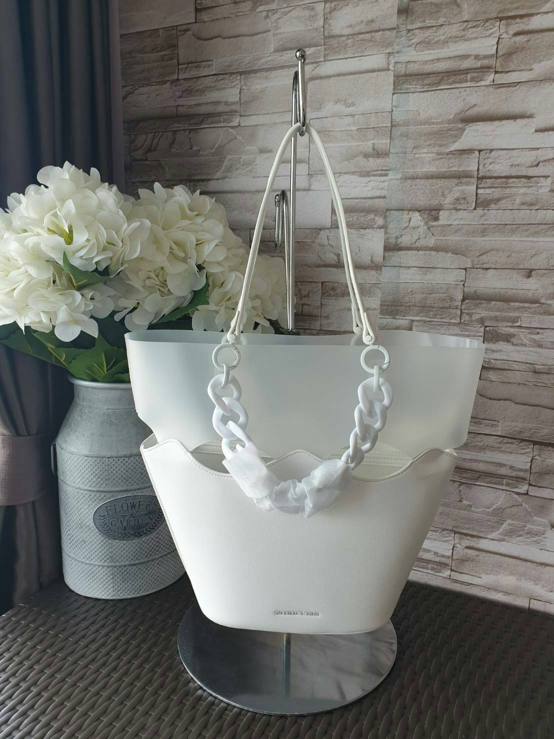 CHARLES & KEITH รุ่น CHUNKY CHAIN TOTE BAG CK2-30270180_MOSS ราคาปกติช้อป ( ฿3,390.00 ) ซื้อ 1 ได้ถึง 2 ใบ รุ่นใหม่ชนช้อป กระเป๋าทรง Tote สีสวยสุดคลาสสิค วัสดุ PVC มาพร้อมใบลูก ภายในโล่ง สายสุดเก๋ มี 2 สาย สายสะพายไหล่ ถอดออกได้ (สายยาวสาวอวบ/ อ้วน ก็เอาอ