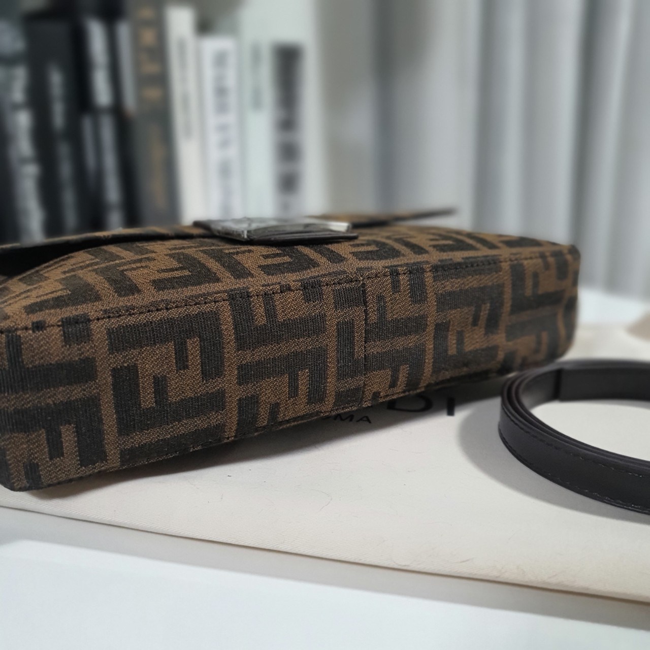 FENDI MAMMA BAGUETTE ZUCCA BROWN FABRIC BAG (GWP) พรีเมี่ยมกิ๊ฟ Limited Edition จาก FENDI วัสดุ CANVAS พิมพ์ลายแบรนด์ เปิดปิดด้วยฝาปิดกระดุมแม่เหล็ก ภายในมีช่องซิป ใส่ของแยกอีกช่อง สามารถใส่กระเป๋าสตางค์ยาว iphone เงิน ของจุกจิกได้ มาพร้อมสายสะพาย2แบบ ถอด