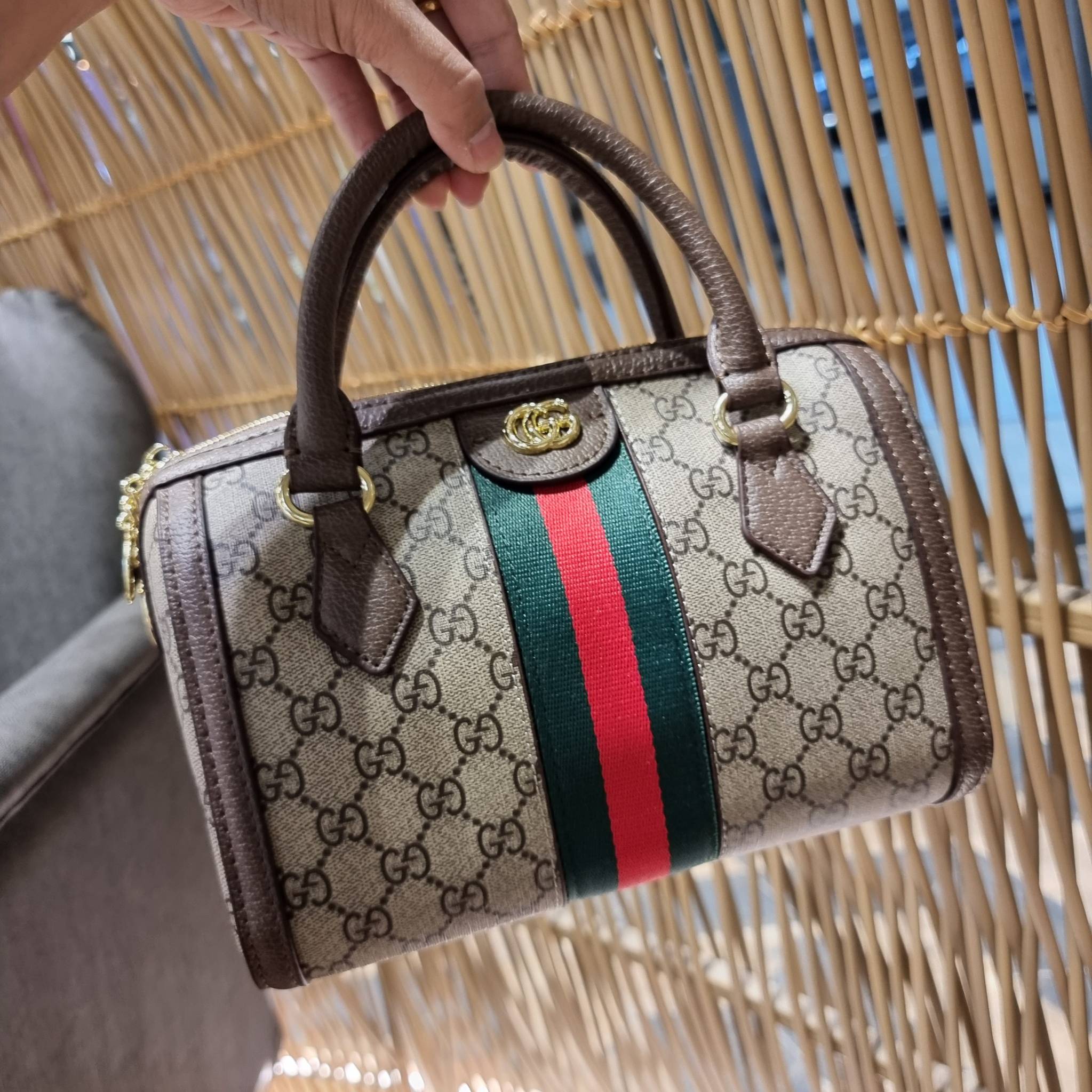 VIP 】GC CLASSIC DUFFLE BAG VIP GIFT กระเป๋าถือทรงหมอนสวยคลาสสิค สินค้าพิเศษจากเคาน์เตอร์ duty free แถมฟรี!! โบว์ผ้าลายแบรนด์ สำหรับตกแต่งหูกระเป๋า ผูกเป็นโบว์ หรือพันถนอมหูกระเป๋าก็ดูหรูมาก วัสดุหนังแคนวาส ดีไซน์แถบคาดโดดเด่น สวย หรู ใบจริงสวยมาก! เปิด-ปิ