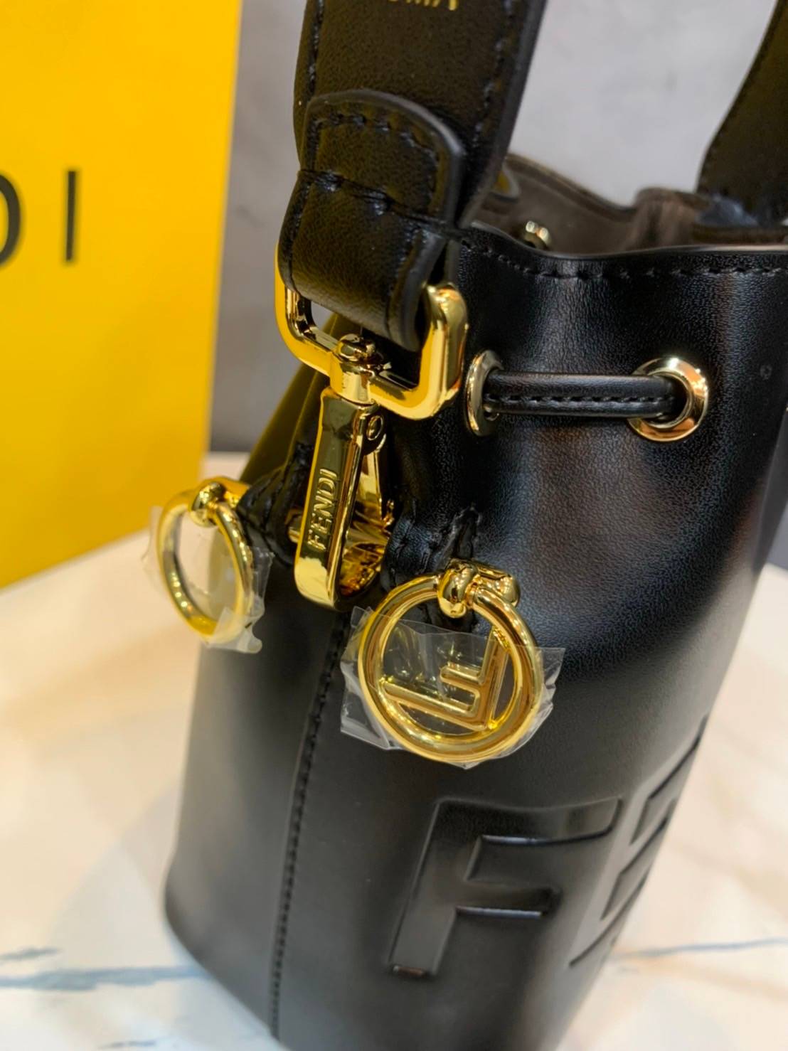 FENDI Mon Tresor Mini leather bucket bag กระเป๋าถือทรงขนมจีบสุดคิ้วท์ หรือสะพายไหล่ วัสดุหนังแท้อย่างดี รุ่นใหม่ล่าสุด สวยหรู ดูแพง คุณนายสุดไปเลยค่า ถือแล้วสวยมากๆ จุของได้กำลังดี ทรงนี้ต้องมีติดตู้ไว้สักใบนะคะ!