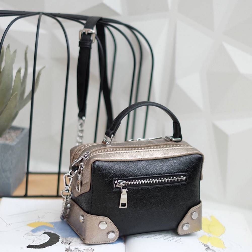 💘 New in KEEP ' Baleny' กระเป๋าทรงหมอนที่ดีไซน์ออกมาสุด Chic สวยแบบไม่จำเจ ขนาดมินิกะลังดี หนัง ลายเอกลักษณ์ ตัดกับอะไหล่เงินได้ ลุคคูลๆ แต่งชุดไหนก้อ แมทช์แน่นอนค่า ปากกระเป๋ามีช่องซิป 2 ด้านแบ่งเก็บของได้สะดวกมากมีซิปปิดอย่างดี หางซิป 