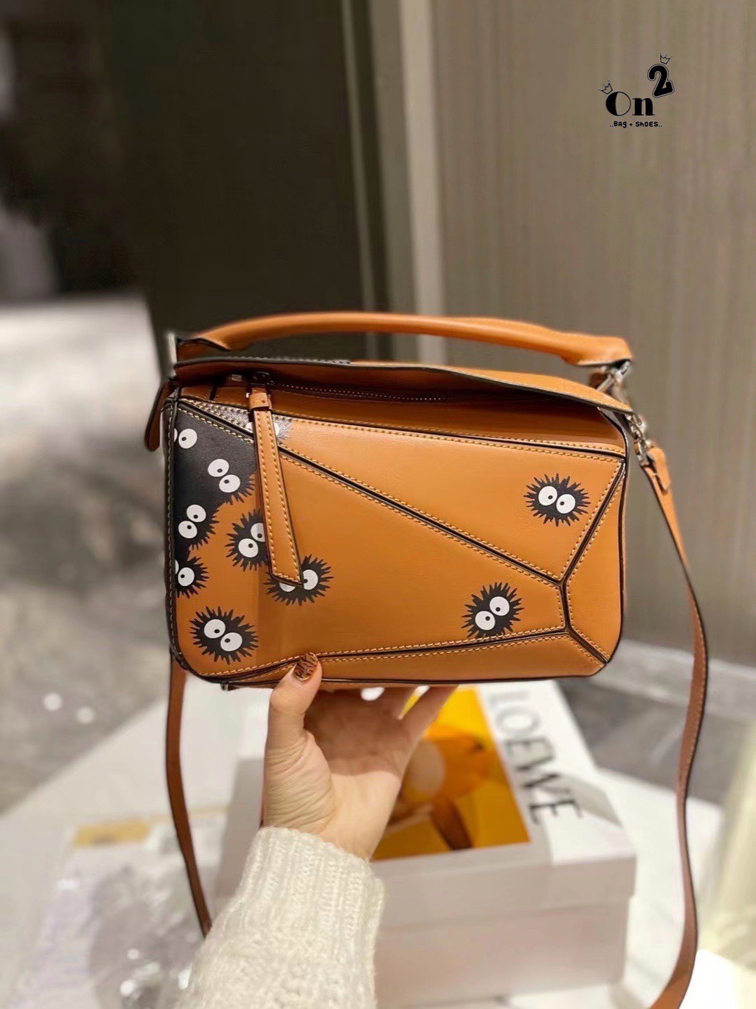 Loewe Puzzle Bag / Loewe X My Neighbor Totoro Puzzle bag การร่วมงานสุดคิวท์ที่น่าจับจอง สำหรับใครที่ชื่นชอบการ์ตูนแอนิเมชั่นญี่ปุ่นอย่าง My Neighbor Totoro การออกแบบคาแร็กเตอร์ที่ใครๆ ต่างก็บอกว่าน่ารัก ล่าสุดก็เป็นที่น่าตื่นเต้นอีกครั้ง เมื่อสตูติโอดังได