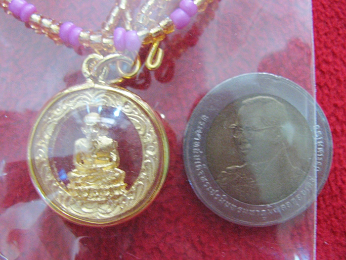 หลวงพ่อเงินเนื้อทองพ่นล้อมเพชรเลี่ยมทองไมครอนแท้พร้อมสร้อยวัดหนองคล้าจัดสร้าง รุ่น "รวย มั่น คง"ค่ะ