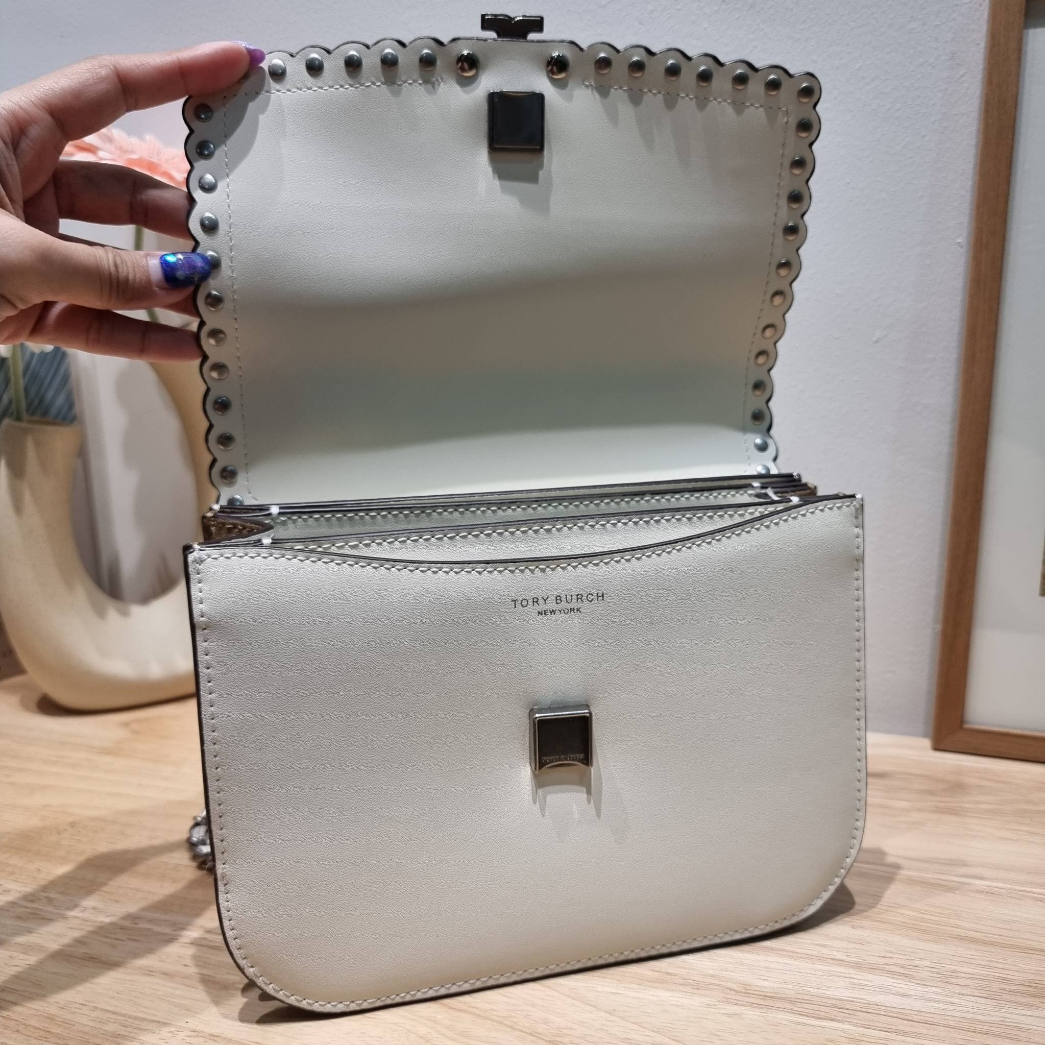 TORY BURCH BRITTEN STUDDED CROSSBODY BAG / Tory Britten Small Adjustable Shoulder Bag คอลเลคชั่นผู้ดี ดีไซน์ใหม่ล่าสุด กระเป๋าสะพายตัวท็อป ที่ตกแต่งด้วยโลโก้และหมุดสวยงาม