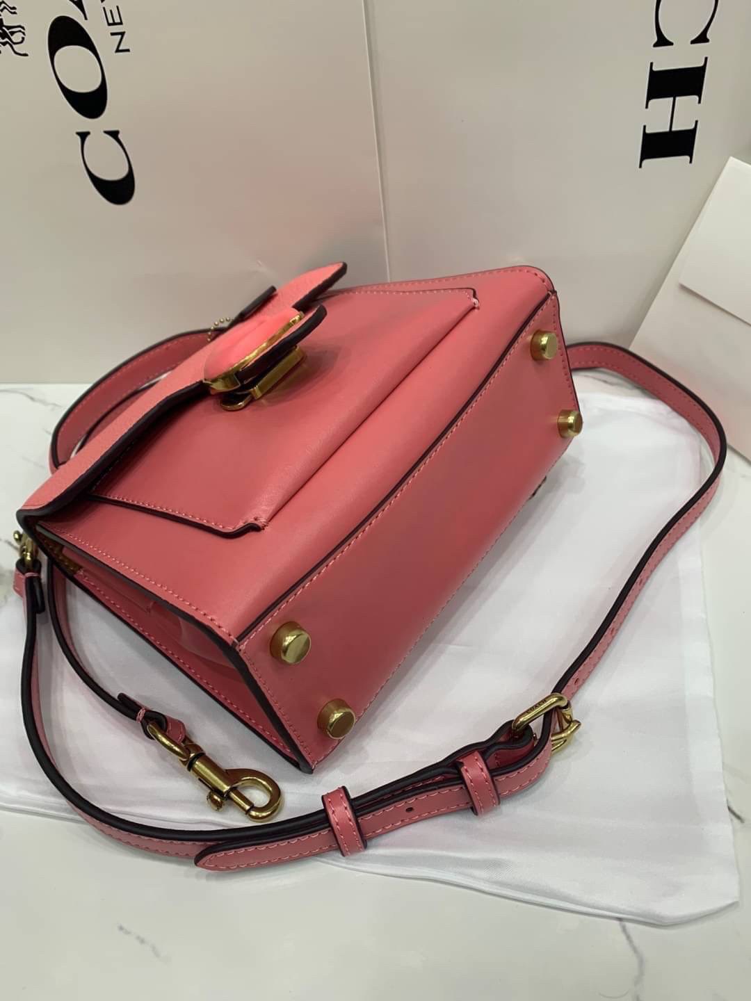 COACH TABBY TOP HANDLE 20 พร้อมส่งที่ไทยค่ะ! กระเป๋าหิ้ว//สะพายข้างได้ หนังแท้อย่างดี กหนึ่งใบทำหนังสองลายได้อย่างสวยงาม พร้อมโลโก้รุ่นใหม่ล่าสุดดูดีมากๆค่ะ เปิดปิดกระเป๋าแบบกดล็อค ภายในมีช่องหลักสองช่อง ใส่มือถือได้ทุกรุ่น;กระเป๋าเงินใบกลางได้;ของจำเป็นจ