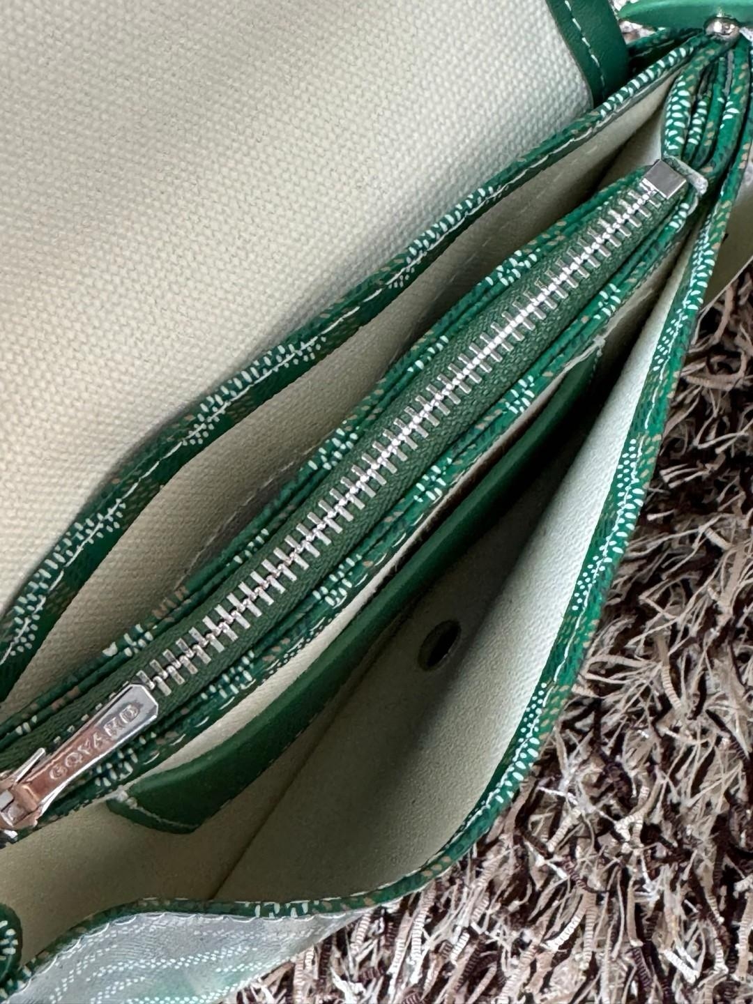 Goyard Plumet Rocket Wallet กระเป๋าสะพายใบเล็กกะทัดรัด ดีไซน์กระเป๋าสตางค์ มีช่องเพียงพอสำหรับใส่ธนบัตร เงินสด เอกสารต่าง ๆ