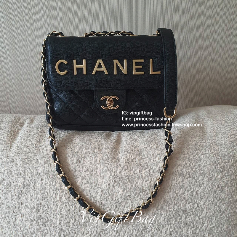CHANEL VIP GIFT SHOULDER BAG รุ่น LIMITED จากงาน VIP GIFT(GWP) ของแท้100% วัสดุหนังคาเวียร์เต็มใบ ด้านหน้าประดับโลโก้ทองสุดหรู เปิดปิดด้วยหมุดหมุน CC ด้านในมีซิปอีกชั้น อะไหล่ทองทั้งใบ ในใส่ของได้เยอะ มาพร้อมสายสะพายสายโซ่สลับหนังมีที่รองบ่าถนอมไหล่(ถอดไม
