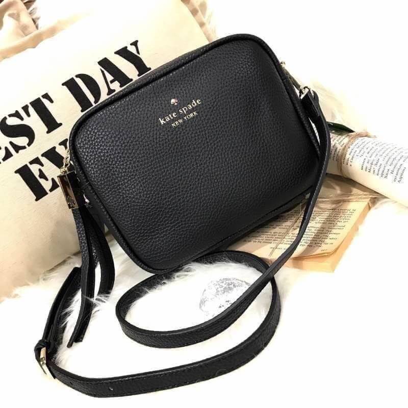 Kate Spade New York Mini Leather Shoulder Bag กระเป๋าสะพายขนาดมินิหนังสวยหรูอยู่ทรงด้านหน้าประดับโลโก้เเบรนด์สีทอง มาพร้อมหัวซิปพู่หนัง และสายสะพายยาวปรับระดับได้ ภายในมีโลโก้ ช่องซิป ช่องใส่ของ ใส่กระเป๋าสตางค์ มือถือ iphone ของจุกจิกได้เยอะ สะพายข้างหรื