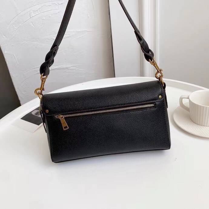 COACH SMALL JADE SHOULDER BAG [F91105,90782] กระเป๋าสะพายไหล่ ดีไซน์วินเทจย้อนยุค สวยคมชัด คลาสสิคใช้ได้ทุกลุค วัสดุหนัง pepble ทนทาน เปิด-ปิดด้วยฝาคาดโลโก้ พร้อมแถบแม่เหล็กในตัว รับรองแน่นหนา ด้านหลังมีช่องซิปให้ ภายในเป็นช่องโล่ง ขนาดกำลังดี ใช้งานง่าย 