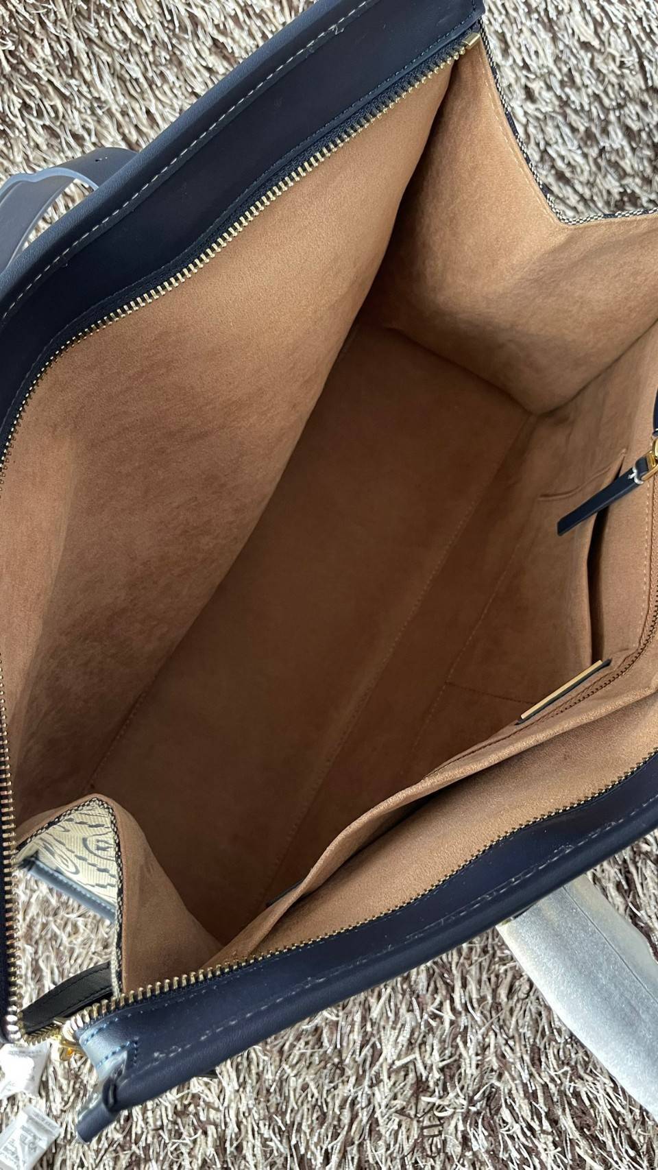 TORY TOTE BAG / Tory Burch T Monogram Jacquard Large Tote Bag สำหรับคนที่ชอบกระเป๋าที่มีพื้นที่ใส่ของได้จุใจ หยิบของใช้งานสะดวก และพกพาง่าย ขอแนะนำกระเป๋ารุ่น นี้เลยคะ