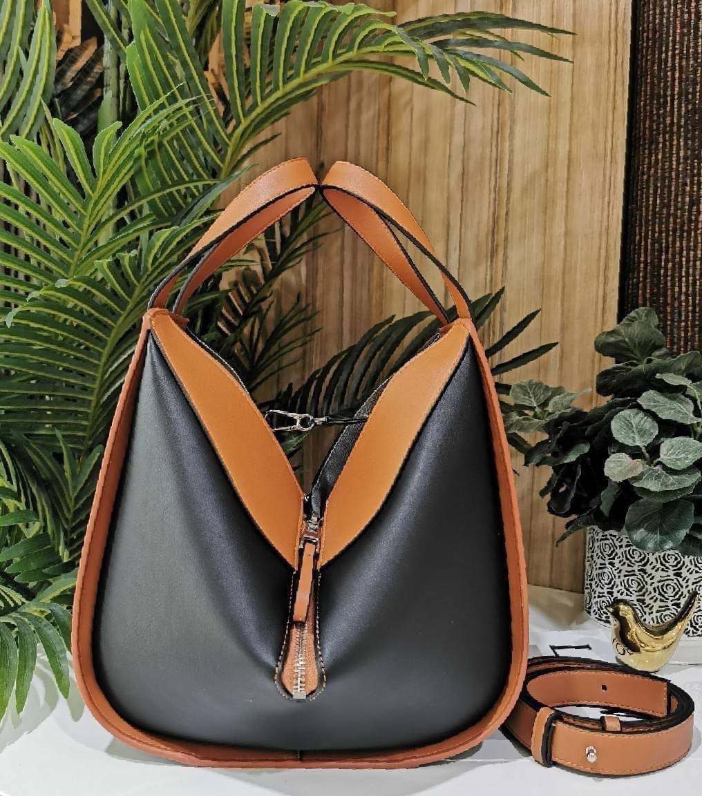 LOEWE HANDLE & SHOULDER BAG VIP GIFT WITH PURCHASE (GWP) กระเป๋าถือหรือสะพายหนังแท้พรีเมี่ยมกิ๊ฟ Limited จาก LOEWE PERFUME DUTYFREE รุ่น Rare items สุดๆวัสดุหนังแท้ Calfskin หนังสวยดีไซน์มีเอกลักษณ์ ใบใหญ่กำลังดี น้ำหนักเบา ด้านข้างมีซิปปรับขยายได้หลายทรง