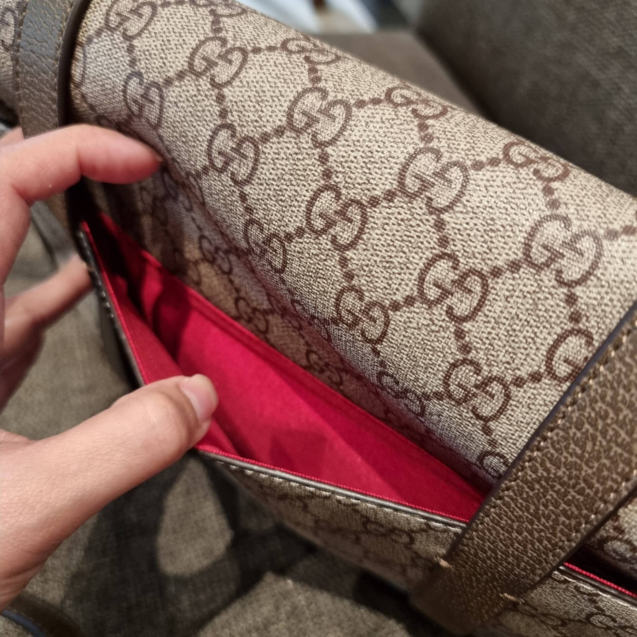 Gucci GG Supreme messenger bag GC MESSENGER VINTAGE BAG กระเป๋าสะพายข้างทรงแมสเซนเจอร์ ย้อนยุค ลุคผู้ดีแบบลูกคุณ ดีไซน์ unisex ใช้ได้ทั้งชายและหญิง พรีเมี่ยมกิ๊ฟวีไอพี วัสดุหนังแคนวาส ใช้งานง่ายด้วยฝาเปิดกระดุมแม่เหล็ก ด้านหลังมีช่องเก็บของจุกจิกได้ ภายใน