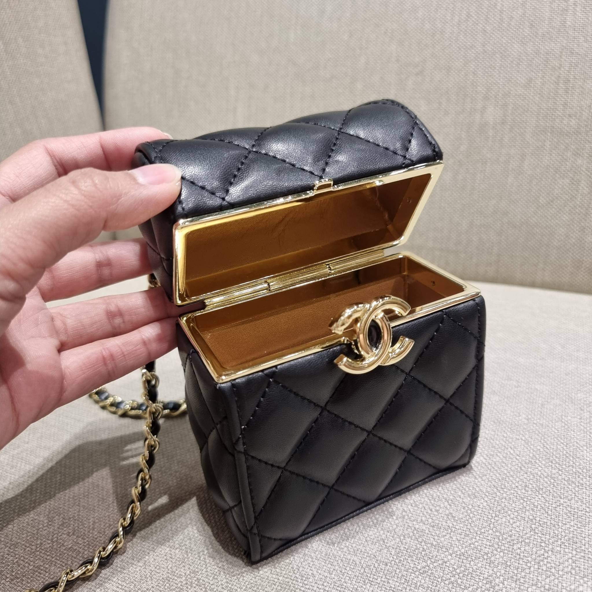 VIP 🥂 Chanel Clutch with Chain / Chanel small box with chain กระเป๋าสะพายเอนกประสงค์ รูปทรงกล่อง ไซส์มินิน่ารัก ใบจริงเห็นแล้วใจบาง หลงรักที่สุด วัสดุหนังสังเคราะห์เดินลายเส้นสวยคม อะไหล่โลโก้สีทองโดดเด่น มาพร้อมสายสะพายในตัว เปิด-ปิดด้วยการกดที่โ