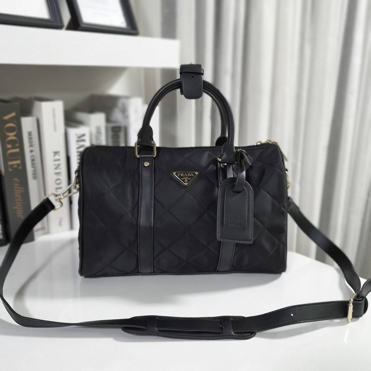 PRADA TRAVEL BAG **ทรงหมอนในตำนาน จะใช้อีกกี่ปีทรงนี้ก็ยังฮิตตลอดคะ กับงานพรีเมียมกิ้ฟท์ แบรนด์ PRADA ทรงหมอนลายตาราง อยู่ทรงสวยๆ จุของได้เยอะคะ Ipad เครื่องสำอางค์ ขวดน้ำ เหมาะสำหรับสาวๆ มากคะ ขนาดกำลังดีไม่ใหญ่เกินไป ถือสวยๆออกงานได้สบายคะ ตัวกระเป๋าอะไ