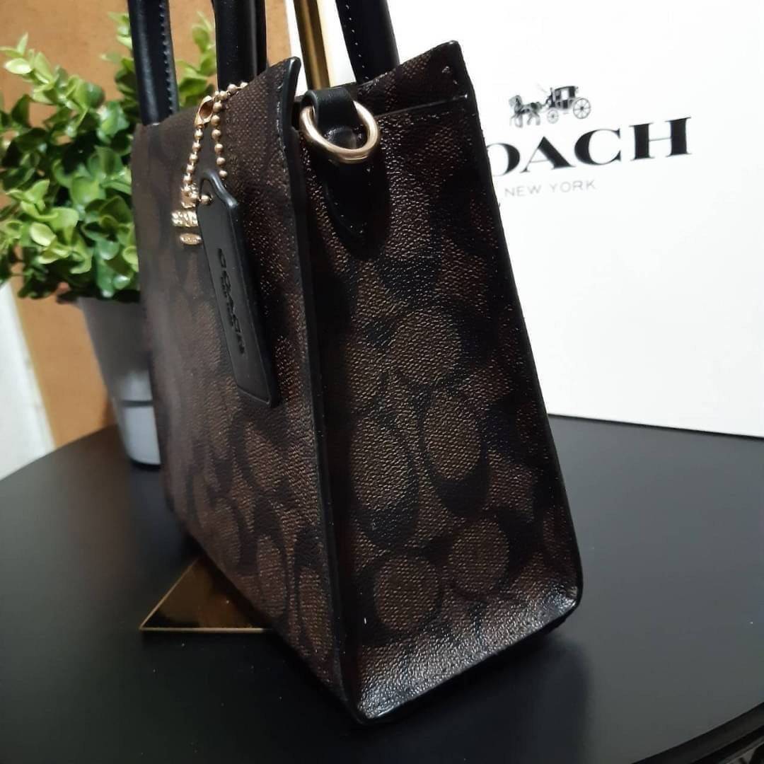 COACH 5693 MINI CALLY CROSSBODY IN SIGNATURE CANVAS กระเป๋าครอสบอดี้โท้ทมินิไซส์ รุ่นใหม่สุดฮอต!! ใบจริงคือน่ารักม้ากกกก!! สวยอยู่ทรง น่ารักน่าใช้ วัสดุหนังแคนวาสเคลือบลาย ปากกระเป๋ามีกระดุมแม่เหล็ก มาพร้อมหูจับในตัวและสายสะพายข้าง ถอดออกหิ้วเก๋ๆก็ได้ หรื