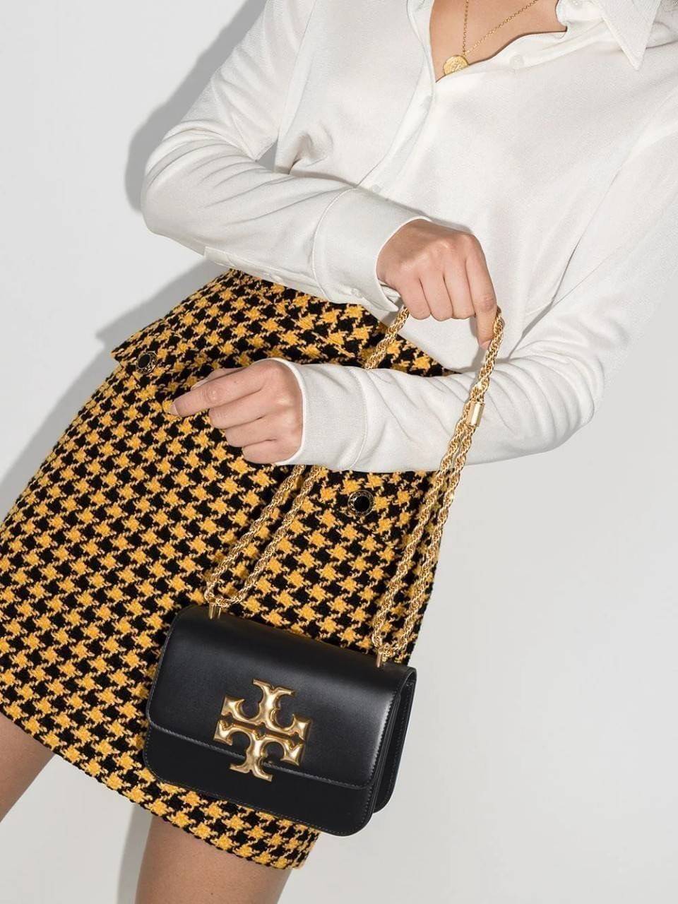 TORY BURCH ELEANOR SMALL CONVERTIBLE SHOULDER BAG ฮอตไอเท็ม รุ่นนี้ขายดีขายหมด สวยหรู คุณหนู ผู้ดี!! หายากมากแล้วน้า กระเป๋าสะพายข้าง ดีไซน์อยู่ทรง ขนาดกำลังสะดวกใช้สำหรับสาว วัสดุหนังแท้เต็มใบ สีทูโทน เปิด-ปิดด้วยแถบแม่เหล็ก ภายในแบ่งสัดส่วนได้เป็นอย่างด