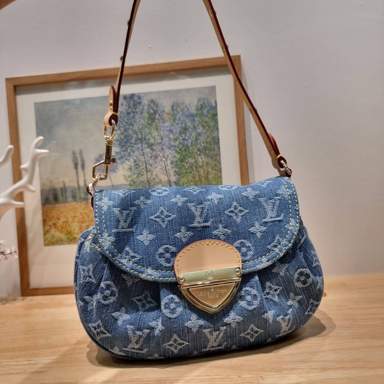 LV Sunset Denim Bag / LV Sunset Monogram Denim - Handbags แรงมากฉุดไม่อยู่ กับกระแสคอลใหม่ lvremix ดีไซน์แบบตัวมัม y2k รูปทรง baguette สวยดูแพง ใบนี้ก็ฉ่ำสุดๆ