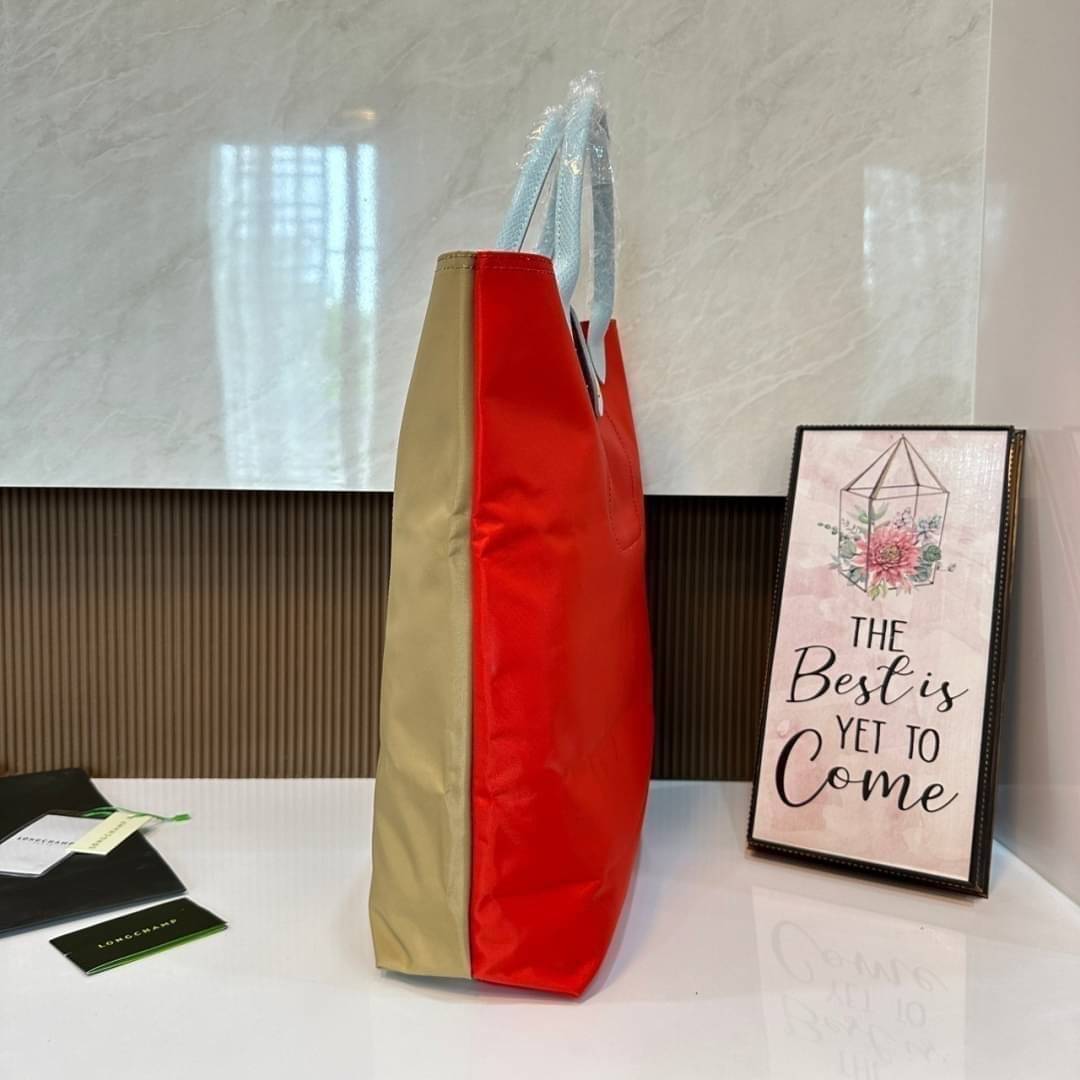 LONGCHAMP LE PLIAGE RE-PLAY TOP HANDLE BAG สินค้ารุ่นลิมิเต็ด collection สุดปัง ซื้อใบเดียวเหมือนได้2 ใบ กระเป๋าสะพายแนวตั้งที่กว้างขวาง มีเอกลักษณ์เฉพาะตัวแต่มีดีไซน์ที่น่าดึงดูด
