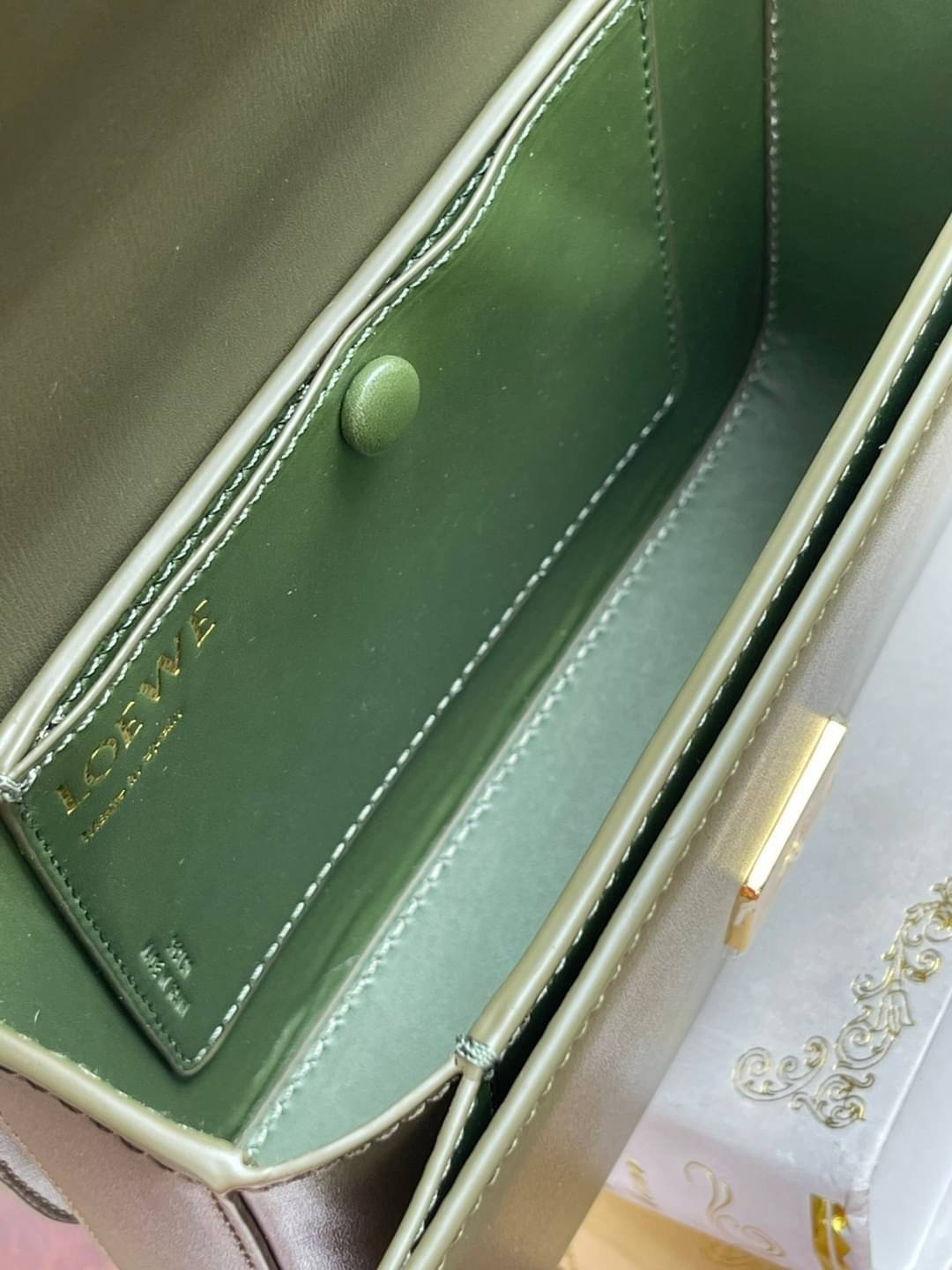 small : LOEWE Goya anagram small leather shoulder bag มาทำความรู้จักทุกดีเทลของ กระเป๋า GOYA ไอเท็มใบใหม่ล่าสุดจาก Loewe ด้วยรูปทรงกล่องอันคลาสสิกที่มาพร้อมรายละเอียดอันน่าค้นหา ด้วยรูปทรงบ็อกสุดคลาสสิก พร้อมโครงสร้างที่กะทัดรัดเปี่ยมไปด้วยสเน่ห์น่าค้นหา 