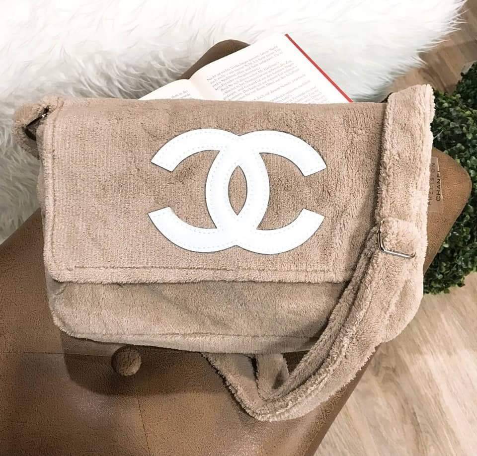 Chanel Beaute Crossbody Bag กระเป๋าสะพาย VIP. GIFT ของแท้ จาก Chanel Cosmetic วัสดุขนวูฟสีดำหนานุ่ม ตัดโลโก้แบรนด์หนังแก้วสวยโดดเด่น น้ำหนักเบา เปิดปิดด้วยฝาปิดกระดุมแม่เหล็ก ใบใหญ่กำลังดี ใส่ iPad, กระเป๋าสตางค์ใบยาว, และของจุกจิกได้เยอะ มาพร้อมสายยาวเลื